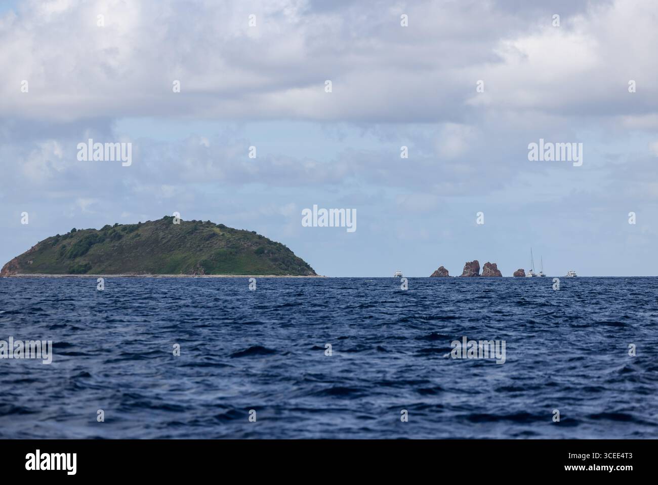 Tortola, Britische Jungferninseln - 27. März 2024: Blick aus den Gewässern um Tortola auf den Britischen Jungferninseln Stockfoto