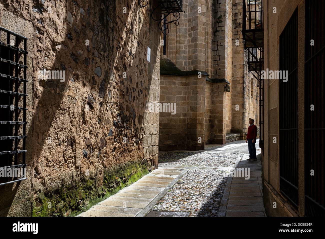 Cáceres, Spanien - 13. April 2025: Altstadt von Cáceres Stockfoto