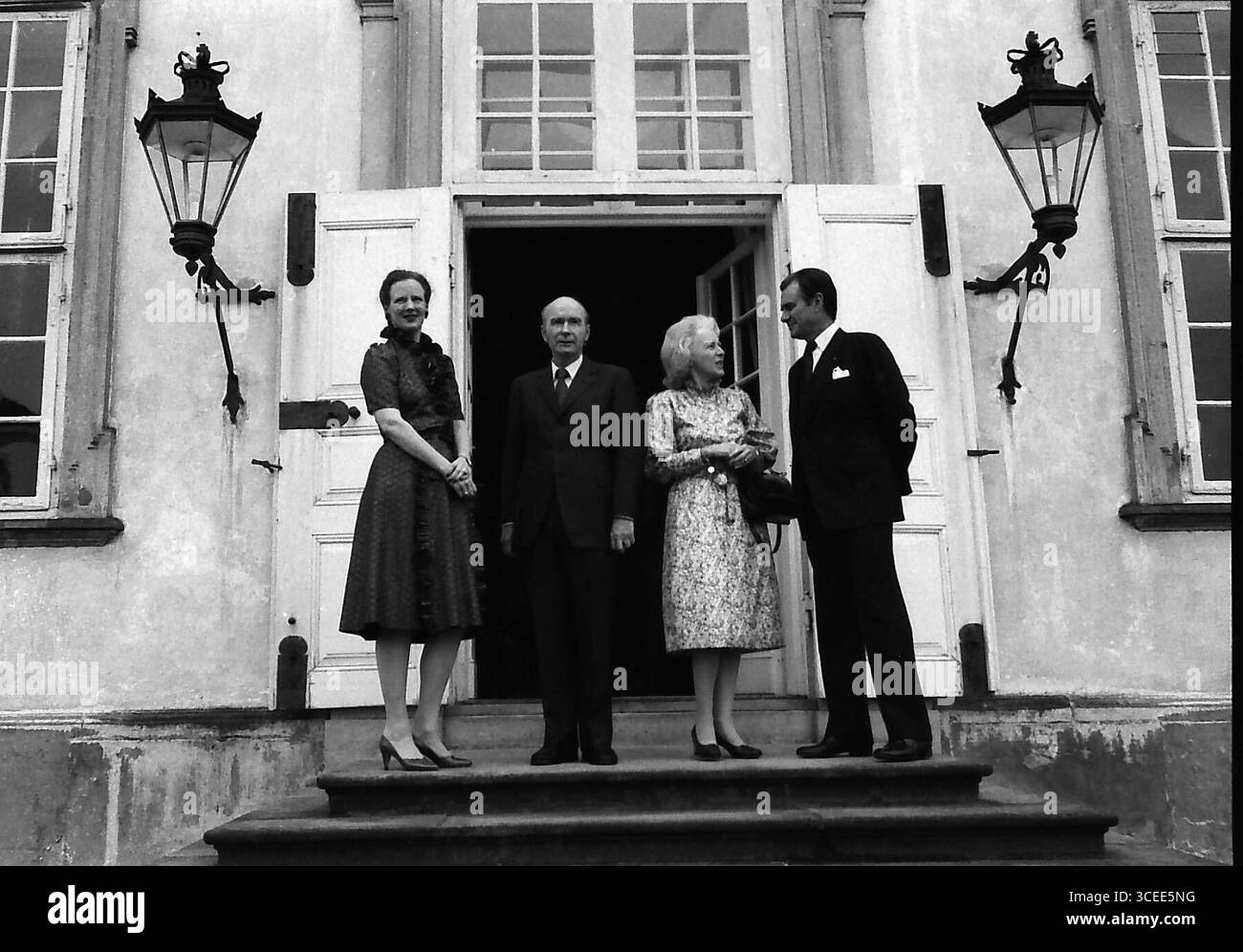 DATUM NICHT ANGEGEBEN FREDENSBORG/DÄNEMARK. Historische BildhauerM.H.die Königin Margrethe und Ehemann Prinz Henrik in Fredensborg mit unbekannten ausländischen Gästen und unbekanntem Datum Stockfoto