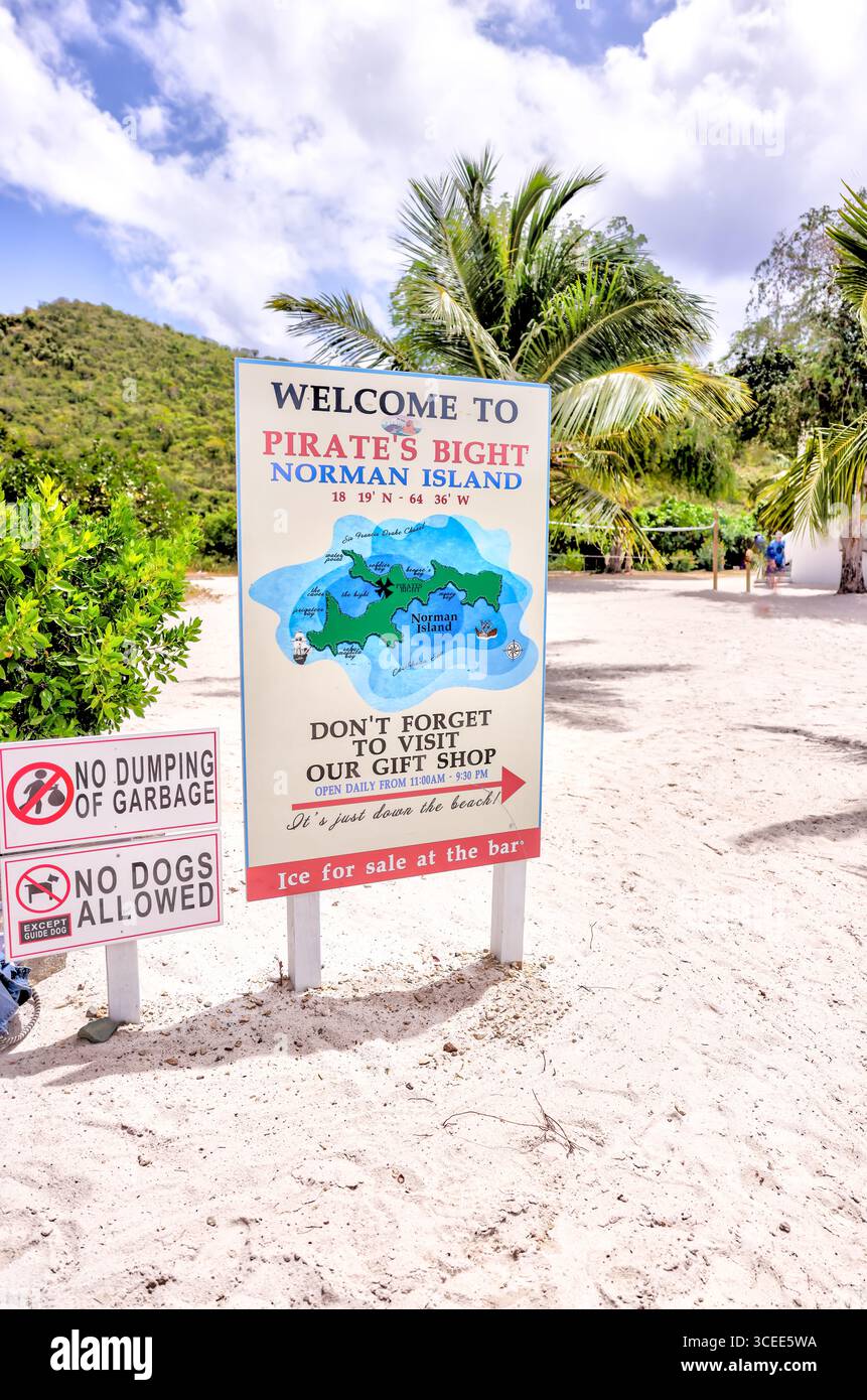 Tortola, Britische Jungferninseln - 27. März 2024: Schilder und Schiffe entlang der Küste der Bucht auf Norman Island auf den Britischen Jungferninseln Stockfoto