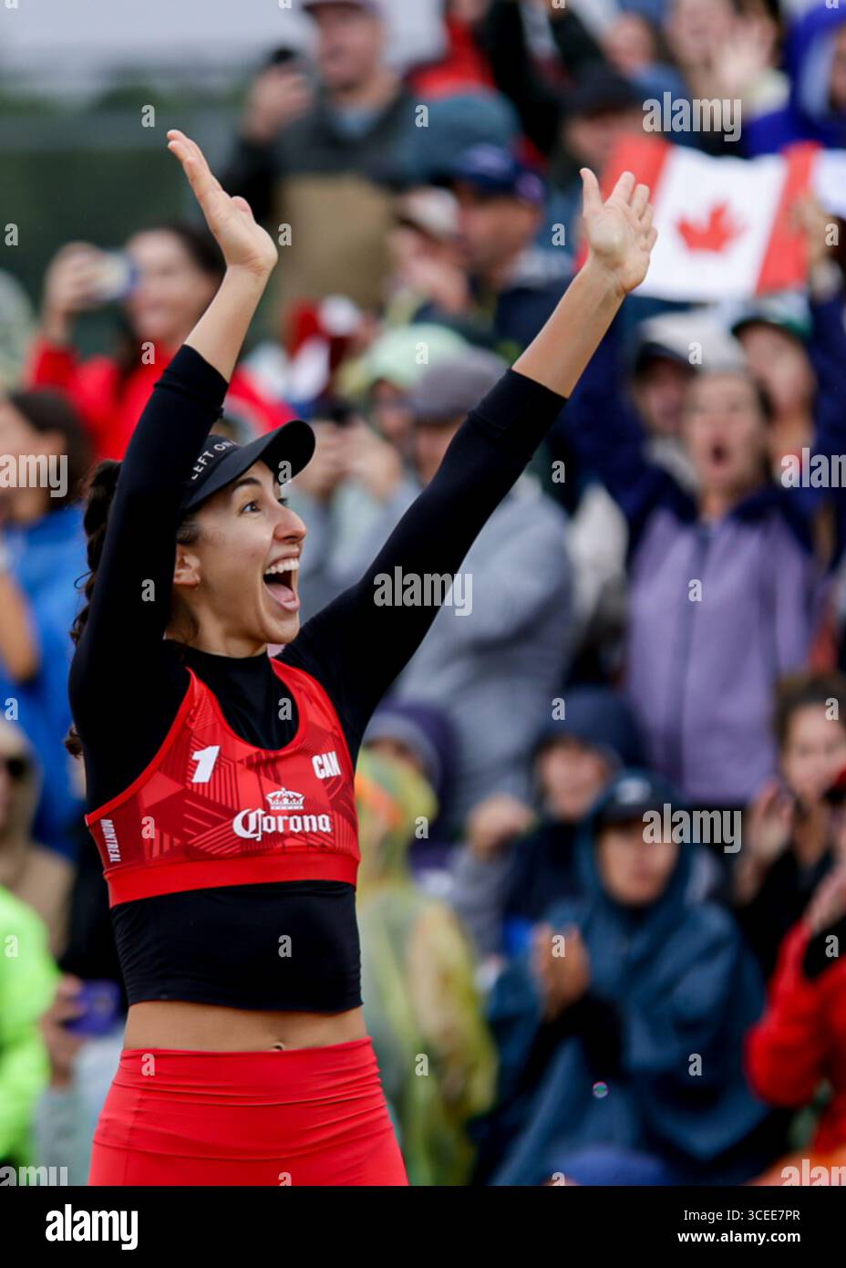 Montreal, Kanada. August 2025. Melissa Humana-Paredes & Brandie Wilkerson ( Kanada ) im Halbfinale der Volleyball World Beach Pro Tour Montreal 2025 gegen Ana Patricia Silva Ramos & Eduarda Santos Lisbonne ( Brasilien ) Credit: Montassar Yazidi/Alamy Live News Stockfoto