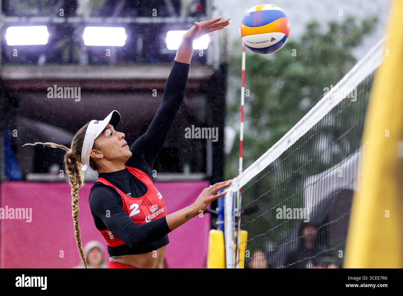 Montreal, Kanada. August 2025. Melissa Humana-Paredes & Brandie Wilkerson ( Kanada ) im Halbfinale der Volleyball World Beach Pro Tour Montreal 2025 gegen Ana Patricia Silva Ramos & Eduarda Santos Lisbonne ( Brasilien ) Credit: Montassar Yazidi/Alamy Live News Stockfoto