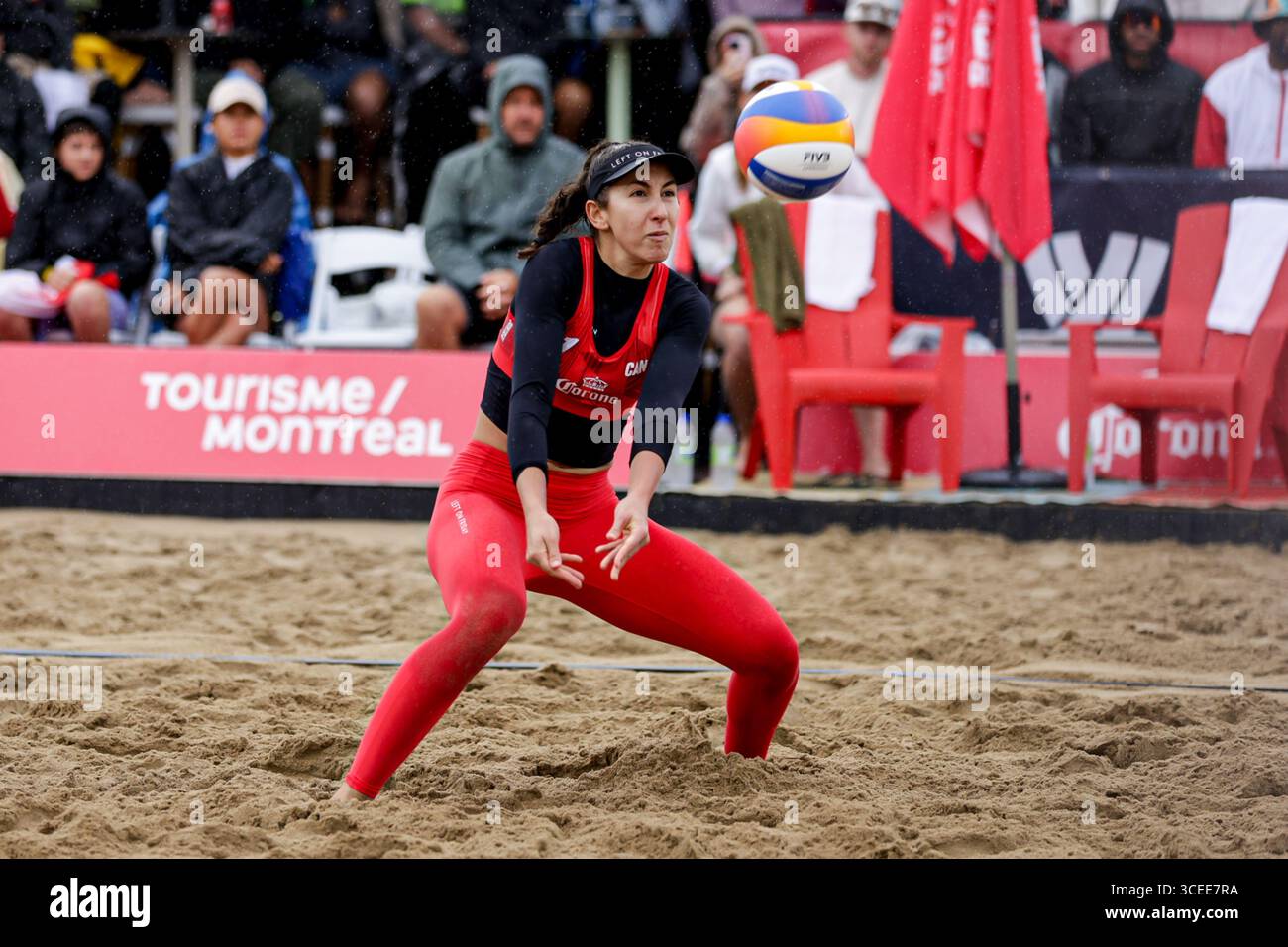 Montreal, Kanada. August 2025. Melissa Humana-Paredes & Brandie Wilkerson ( Kanada ) im Halbfinale der Volleyball World Beach Pro Tour Montreal 2025 gegen Ana Patricia Silva Ramos & Eduarda Santos Lisbonne ( Brasilien ) Credit: Montassar Yazidi/Alamy Live News Stockfoto