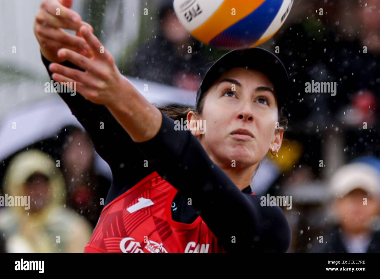 Montreal, Kanada. August 2025. Melissa Humana-Paredes & Brandie Wilkerson ( Kanada ) im Halbfinale der Volleyball World Beach Pro Tour Montreal 2025 gegen Ana Patricia Silva Ramos & Eduarda Santos Lisbonne ( Brasilien ) Credit: Montassar Yazidi/Alamy Live News Stockfoto