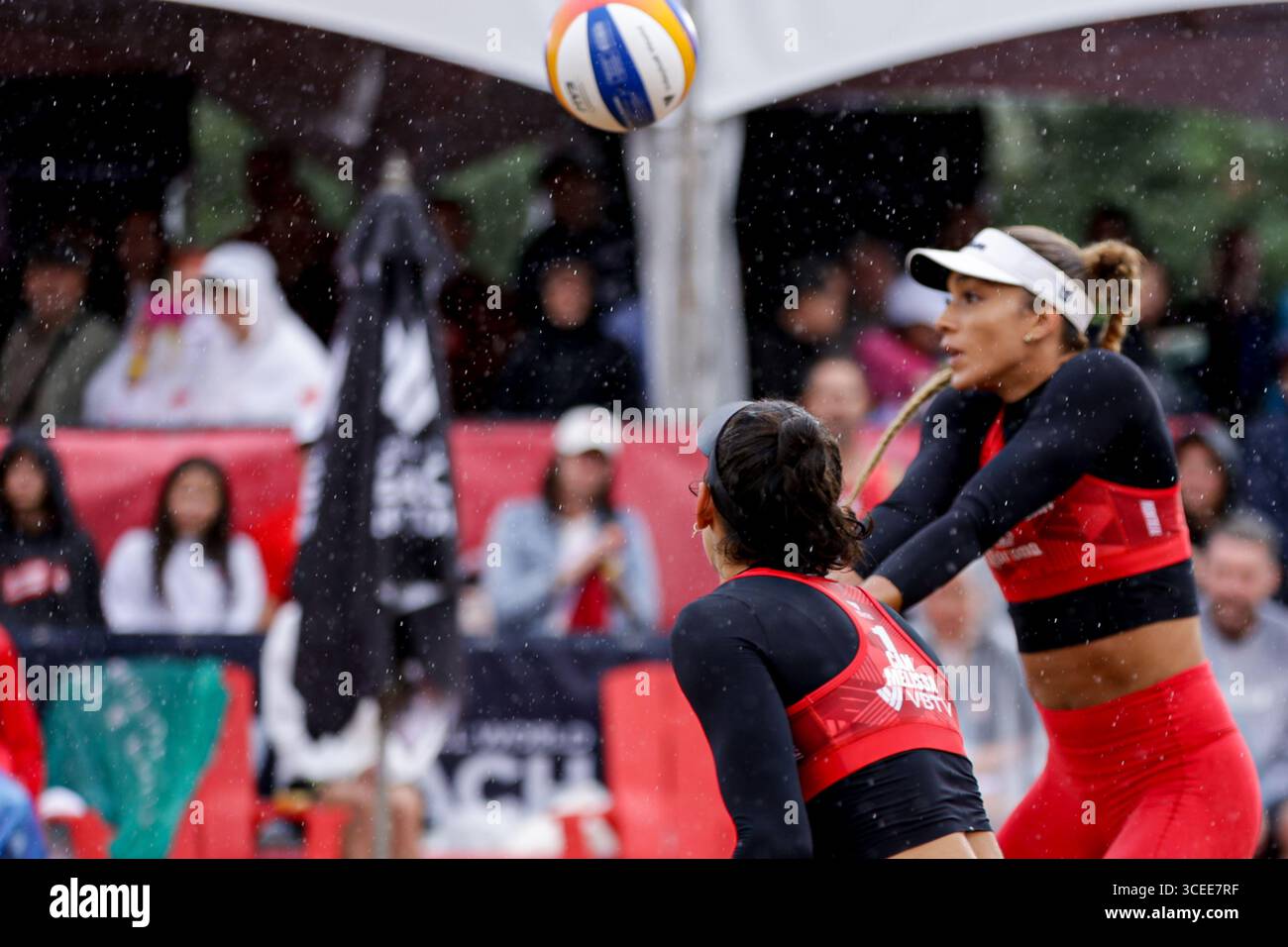 Montreal, Kanada. August 2025. Melissa Humana-Paredes & Brandie Wilkerson ( Kanada ) im Halbfinale der Volleyball World Beach Pro Tour Montreal 2025 gegen Ana Patricia Silva Ramos & Eduarda Santos Lisbonne ( Brasilien ) Credit: Montassar Yazidi/Alamy Live News Stockfoto