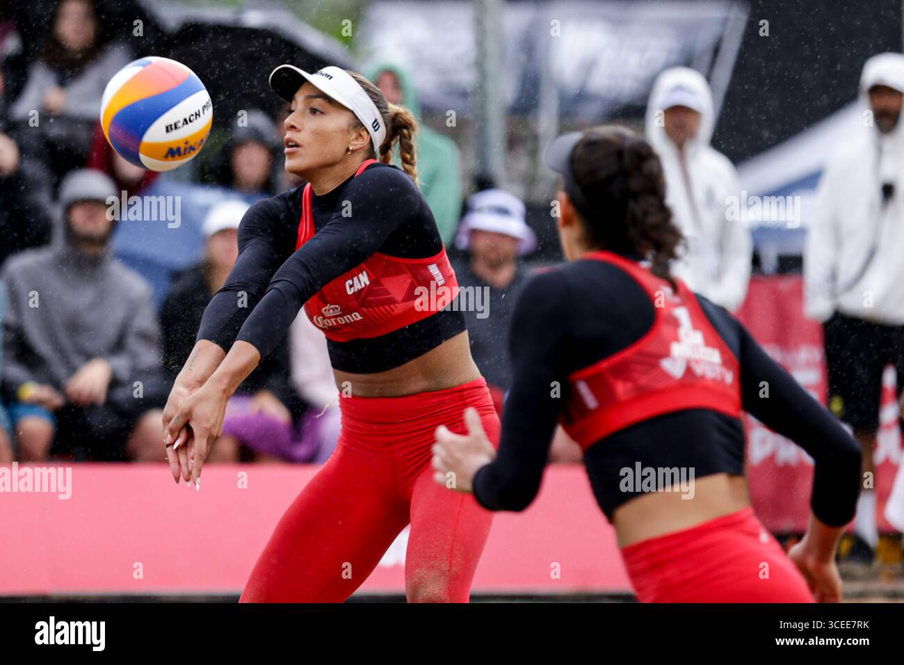 Montreal, Kanada. August 2025. Melissa Humana-Paredes & Brandie Wilkerson ( Kanada ) im Halbfinale der Volleyball World Beach Pro Tour Montreal 2025 gegen Ana Patricia Silva Ramos & Eduarda Santos Lisbonne ( Brasilien ) Credit: Montassar Yazidi/Alamy Live News Stockfoto
