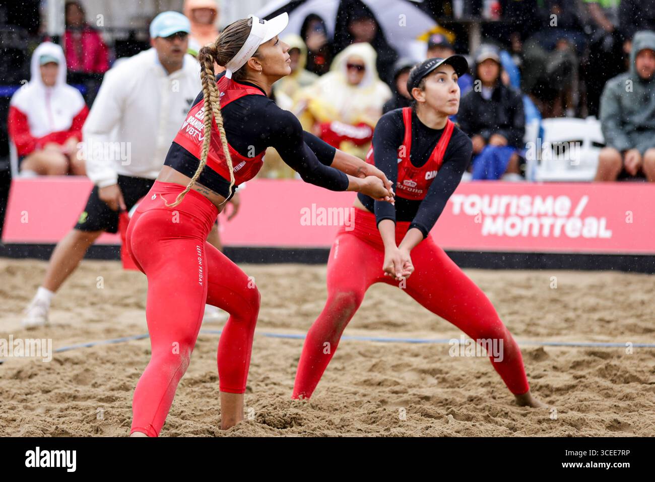 Montreal, Kanada. August 2025. Melissa Humana-Paredes & Brandie Wilkerson ( Kanada ) im Halbfinale der Volleyball World Beach Pro Tour Montreal 2025 gegen Ana Patricia Silva Ramos & Eduarda Santos Lisbonne ( Brasilien ) Credit: Montassar Yazidi/Alamy Live News Stockfoto