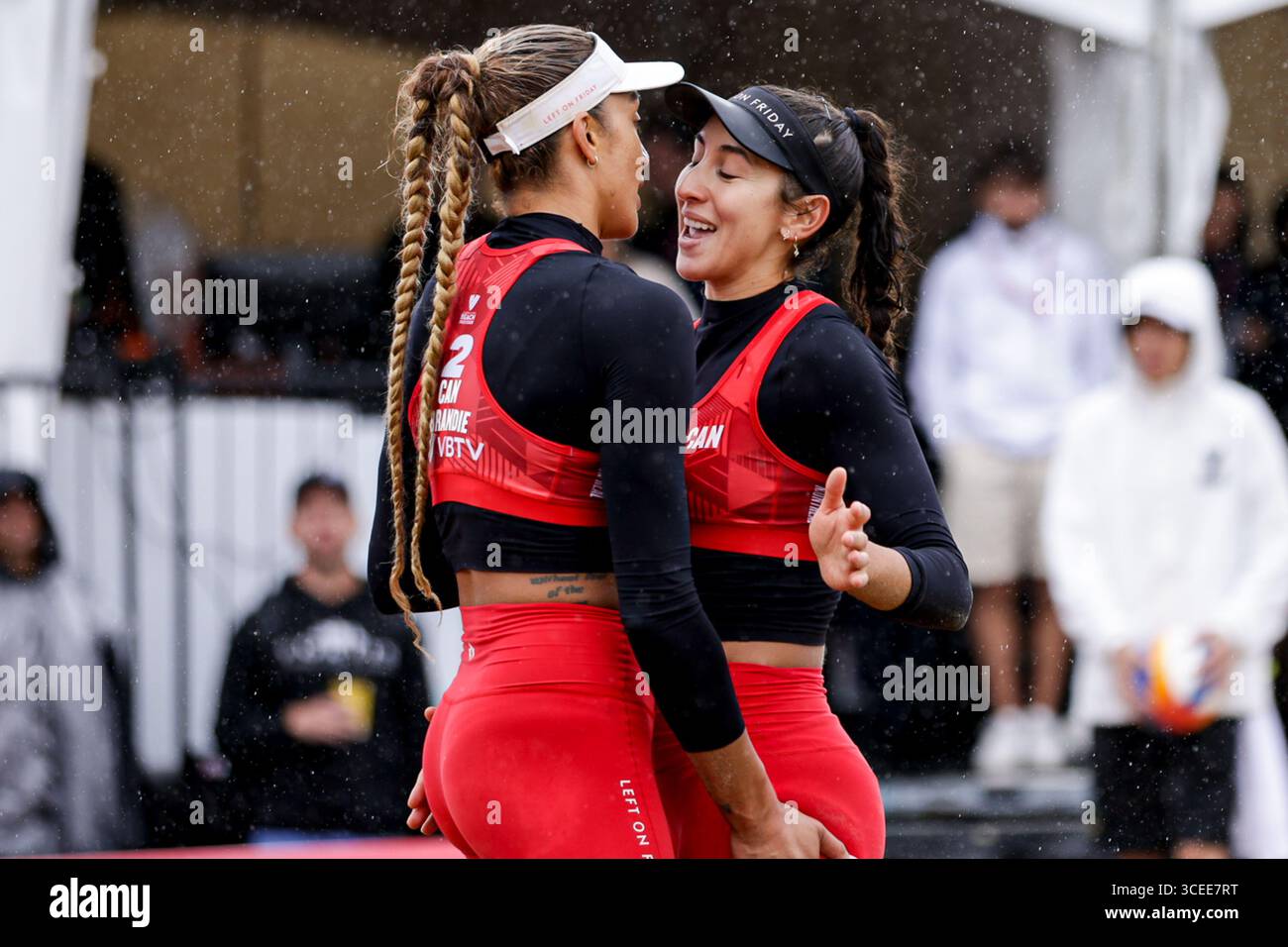 Montreal, Kanada. August 2025. Melissa Humana-Paredes & Brandie Wilkerson ( Kanada ) im Halbfinale der Volleyball World Beach Pro Tour Montreal 2025 gegen Ana Patricia Silva Ramos & Eduarda Santos Lisbonne ( Brasilien ) Credit: Montassar Yazidi/Alamy Live News Stockfoto
