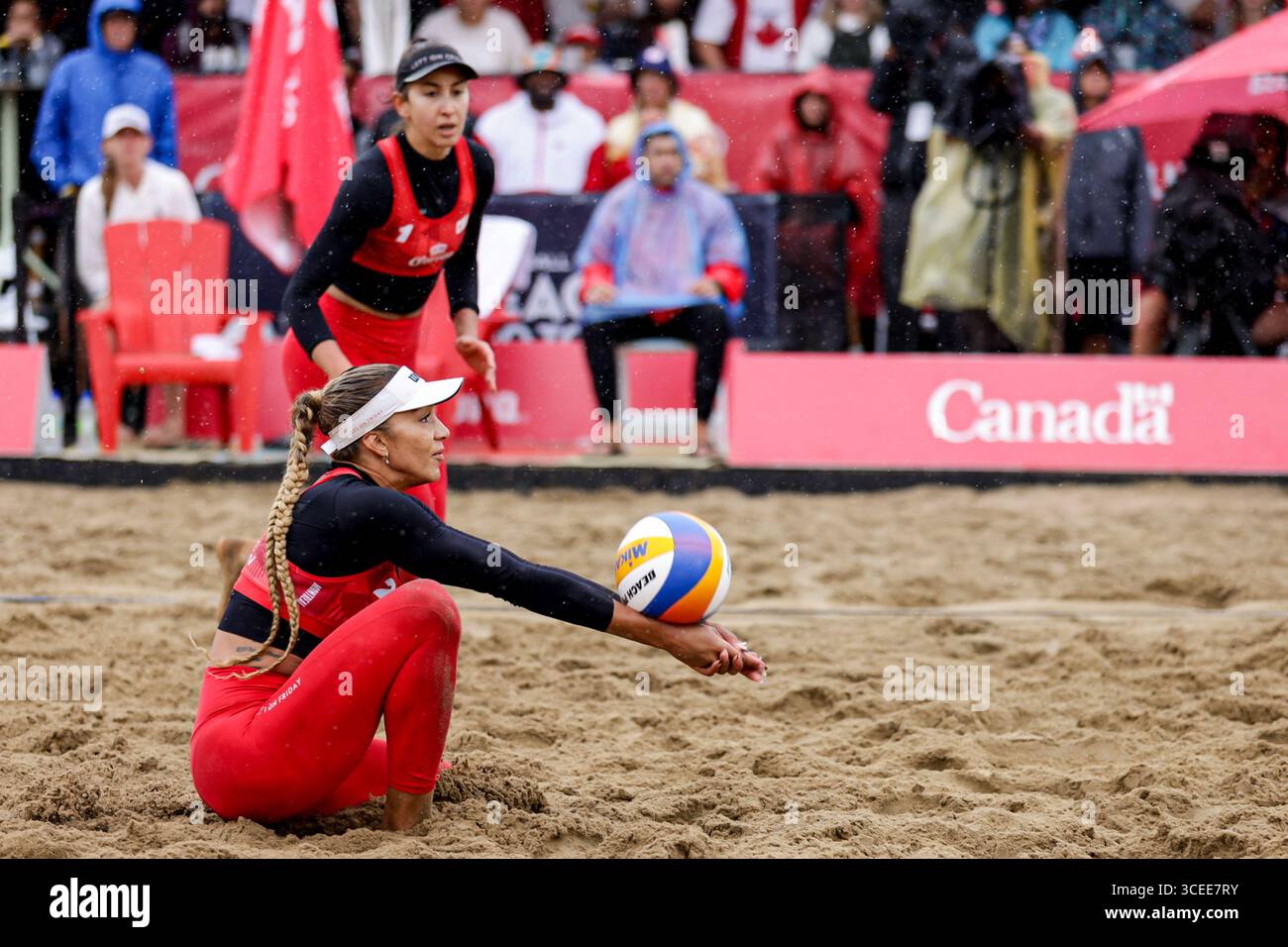 Montreal, Kanada. August 2025. Melissa Humana-Paredes & Brandie Wilkerson ( Kanada ) im Halbfinale der Volleyball World Beach Pro Tour Montreal 2025 gegen Ana Patricia Silva Ramos & Eduarda Santos Lisbonne ( Brasilien ) Credit: Montassar Yazidi/Alamy Live News Stockfoto