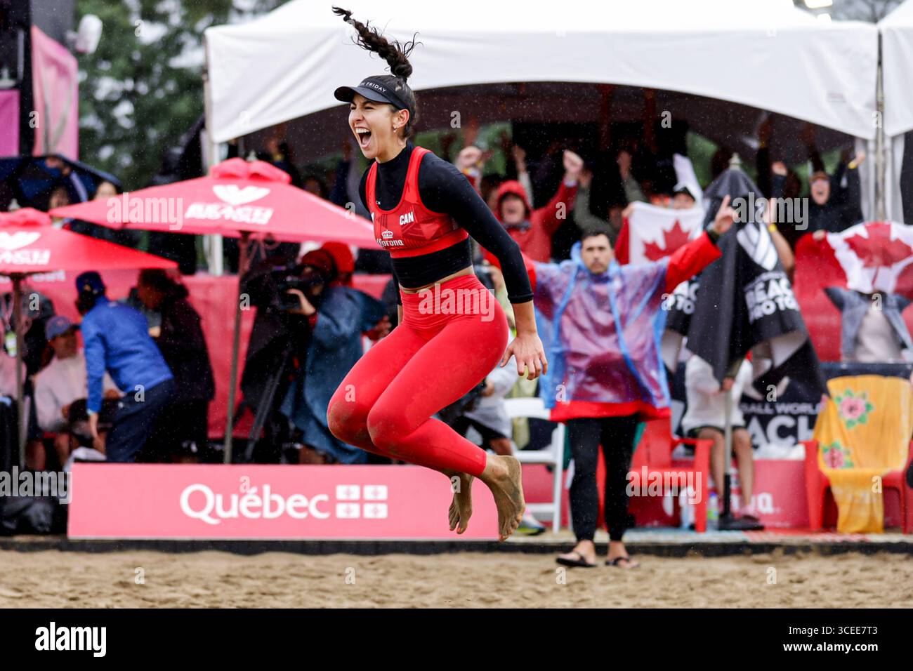 Montreal, Kanada. August 2025. Melissa Humana-Paredes & Brandie Wilkerson ( Kanada ) im Halbfinale der Volleyball World Beach Pro Tour Montreal 2025 gegen Ana Patricia Silva Ramos & Eduarda Santos Lisbonne ( Brasilien ) Credit: Montassar Yazidi/Alamy Live News Stockfoto