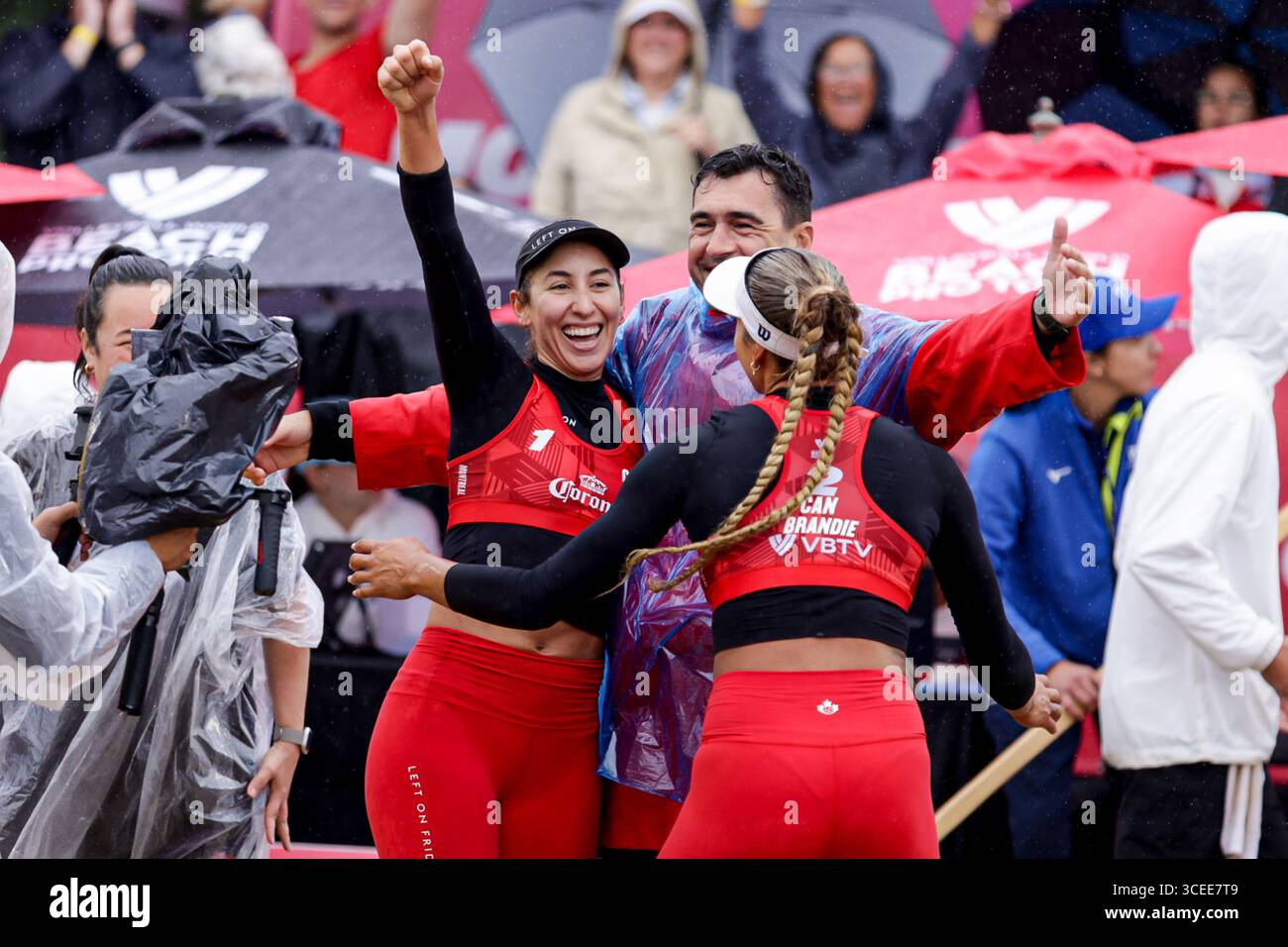 Montreal, Kanada. August 2025. Melissa Humana-Paredes & Brandie Wilkerson ( Kanada ) im Halbfinale der Volleyball World Beach Pro Tour Montreal 2025 gegen Ana Patricia Silva Ramos & Eduarda Santos Lisbonne ( Brasilien ) Credit: Montassar Yazidi/Alamy Live News Stockfoto
