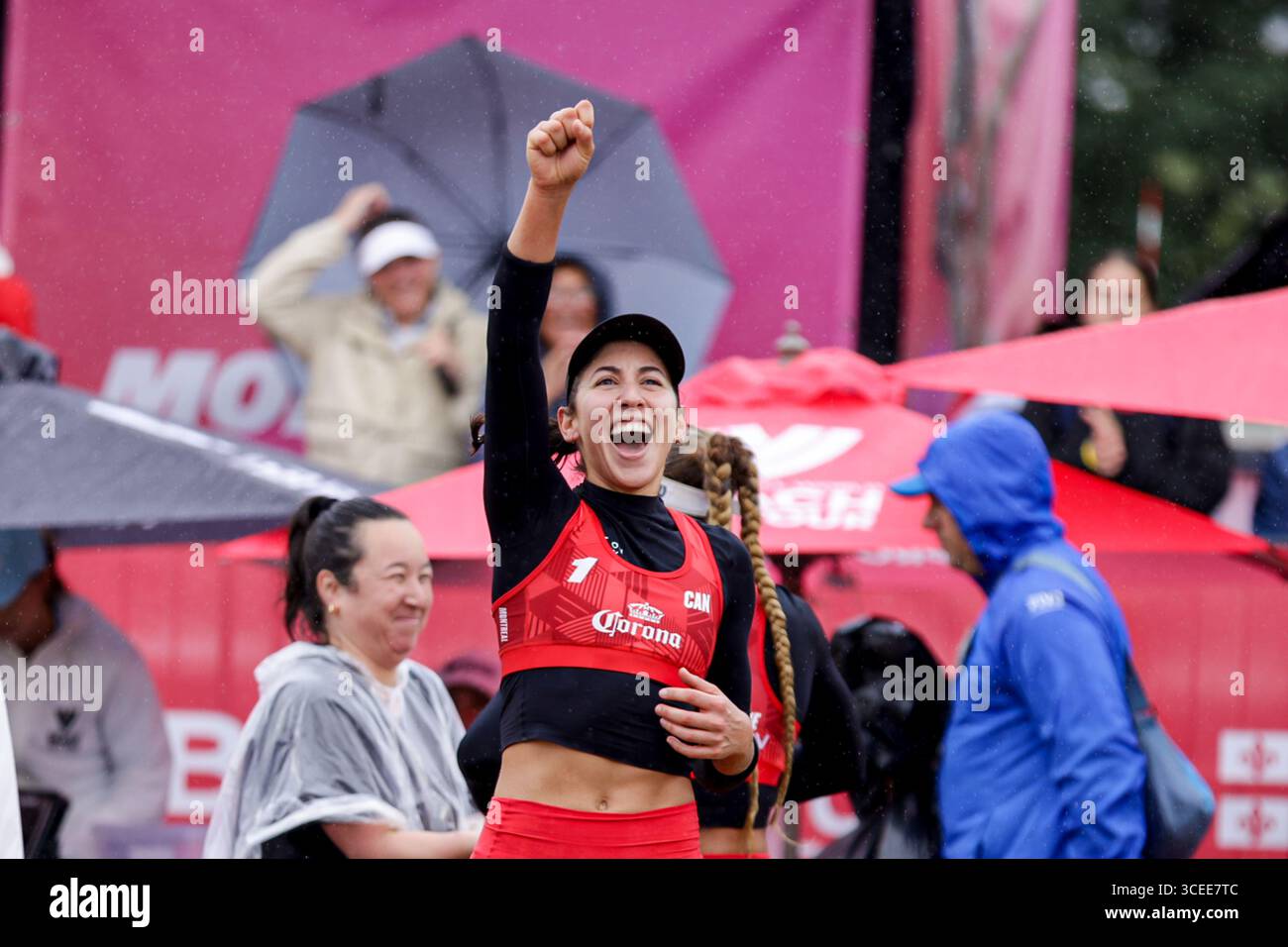 Montreal, Kanada. August 2025. Melissa Humana-Paredes & Brandie Wilkerson ( Kanada ) im Halbfinale der Volleyball World Beach Pro Tour Montreal 2025 gegen Ana Patricia Silva Ramos & Eduarda Santos Lisbonne ( Brasilien ) Credit: Montassar Yazidi/Alamy Live News Stockfoto
