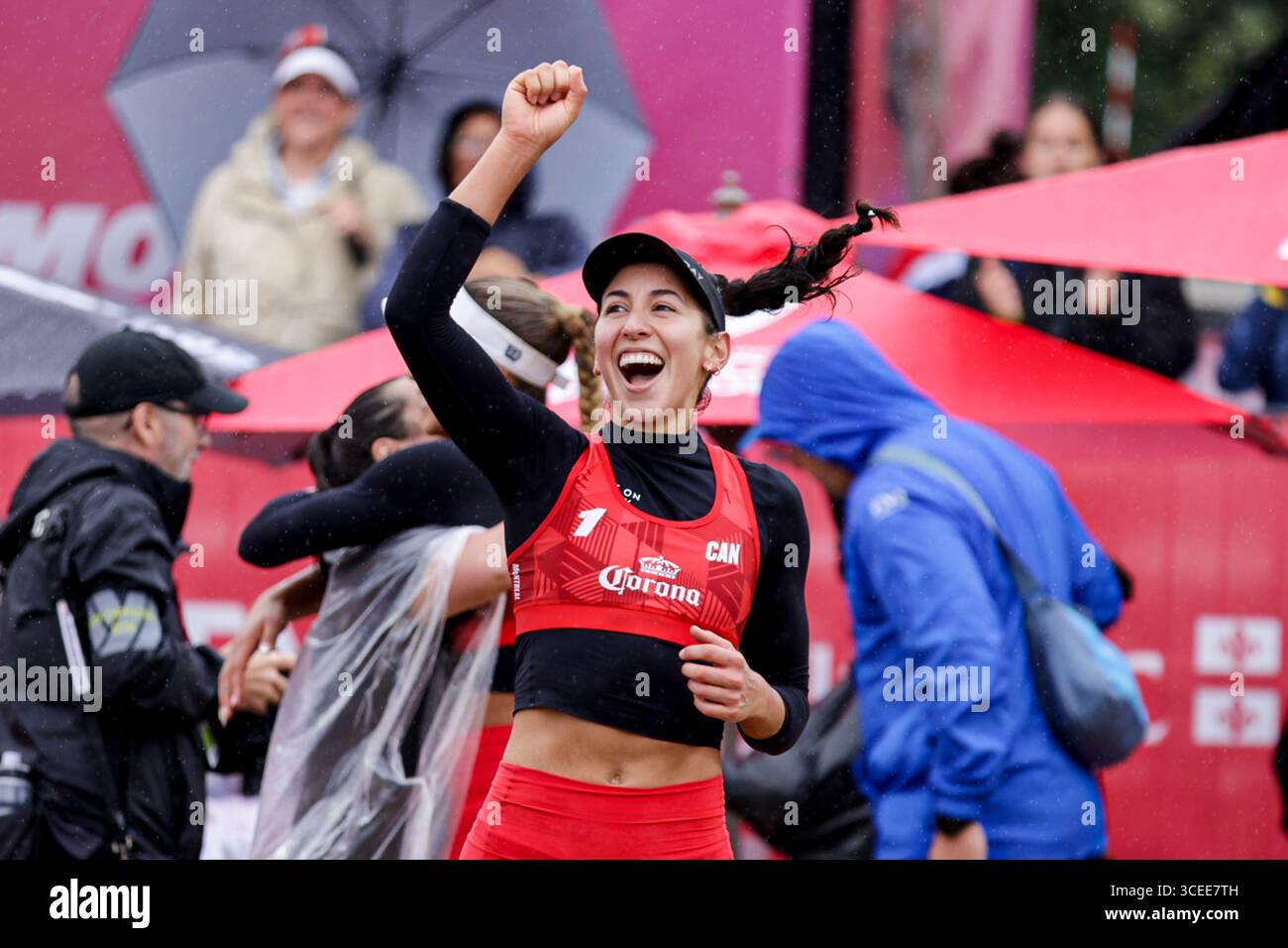 Montreal, Kanada. August 2025. Melissa Humana-Paredes & Brandie Wilkerson ( Kanada ) im Halbfinale der Volleyball World Beach Pro Tour Montreal 2025 gegen Ana Patricia Silva Ramos & Eduarda Santos Lisbonne ( Brasilien ) Credit: Montassar Yazidi/Alamy Live News Stockfoto