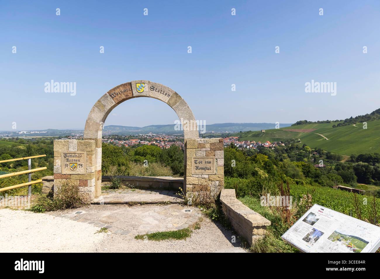 Tor ins Remstal bei Stetten mit Ortsansicht von Kernen. // 13.08.2025. Kernen im Remstal, Baden-Württemberg, Deutschland *** Tor zum Remstal bei Stetten mit Blick auf Kernen 13 08 2025 Kernen im Remstal, Baden Württemberg, Deutschland Stockfoto