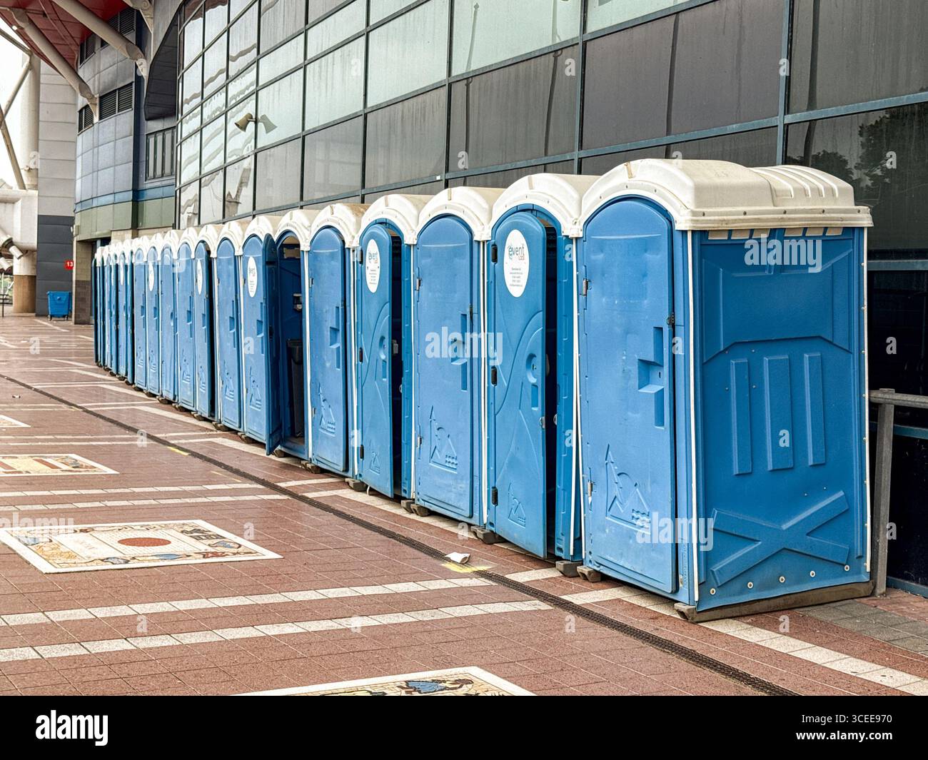 Cardiff, Wales, Vereinigtes Königreich - 20. Juni 2025: Tragbare Toiletten standen vor dem Principality Stadium der Stadt für ein Pop-Konzert an Stockfoto