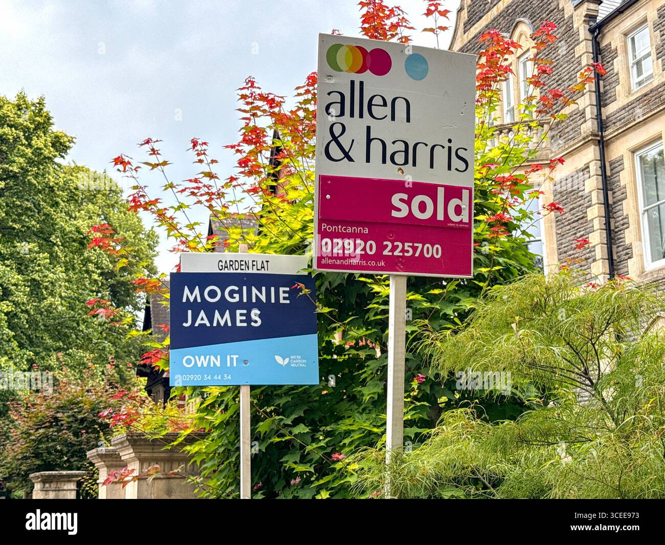 Cardiff, Wales, Vereinigtes Königreich - 20. Juni 2025: Immobilienagentur schildert vor Häusern an der Cathedral Road in der Nähe des Stadtzentrums von Cardiff. - Smartphone-aufgenommenes Stockfoto