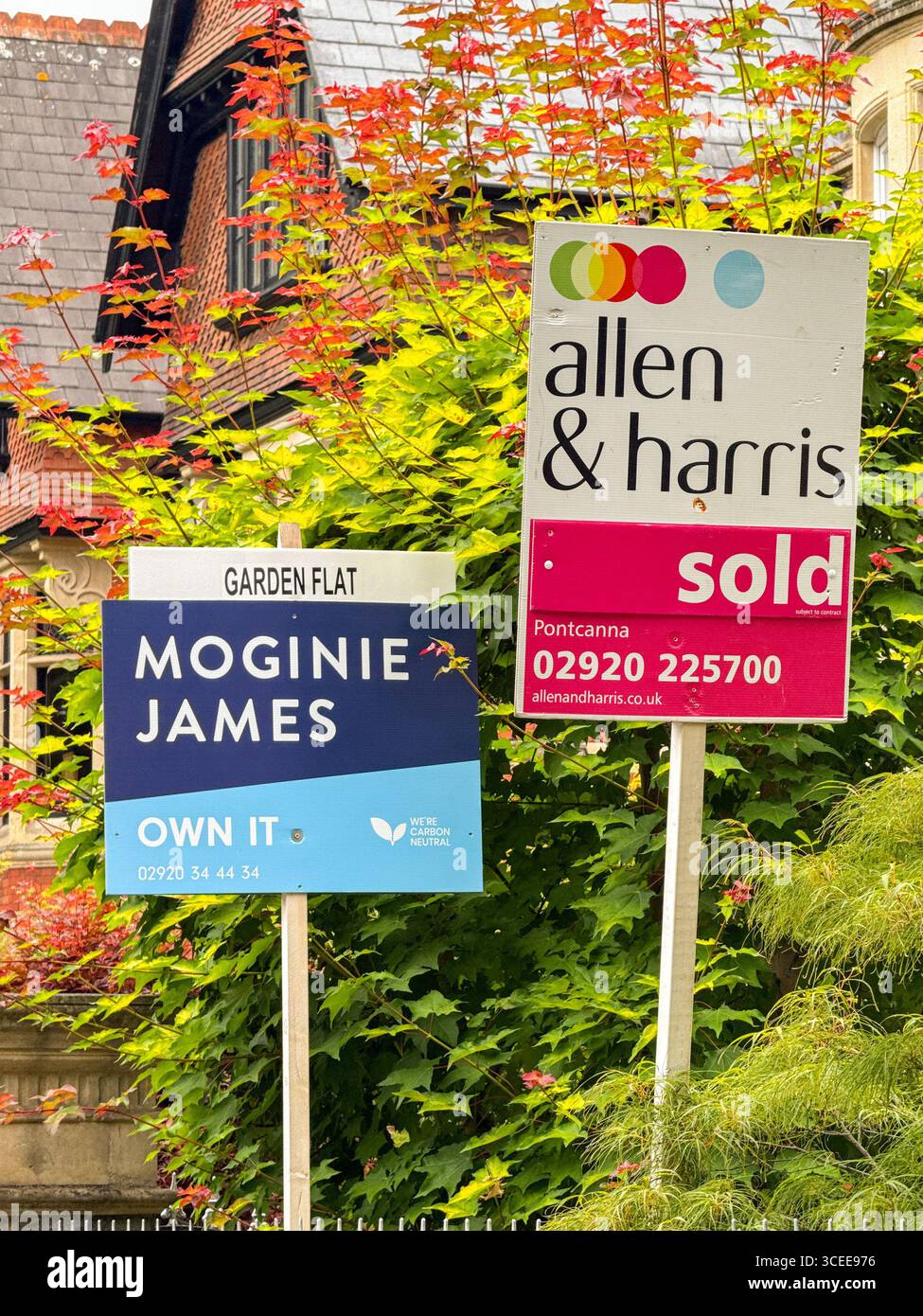 Cardiff, Wales, Vereinigtes Königreich - 20. Juni 2025: Immobilienagentur schildert vor Häusern an der Cathedral Road in der Nähe des Stadtzentrums von Cardiff. - Smartphone-aufgenommenes Stockfoto