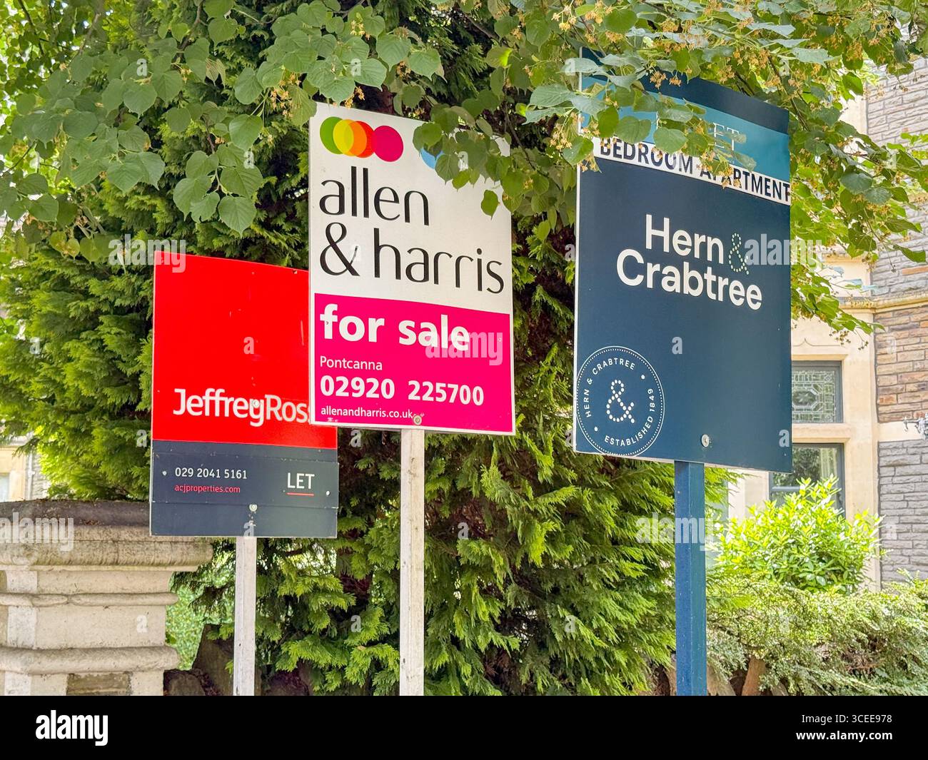 Cardiff, Wales, Vereinigtes Königreich - 20. Juni 2025: Immobilienagentur schildert vor Häusern an der Cathedral Road in der Nähe des Stadtzentrums von Cardiff. - Smartphone-aufgenommenes Stockfoto