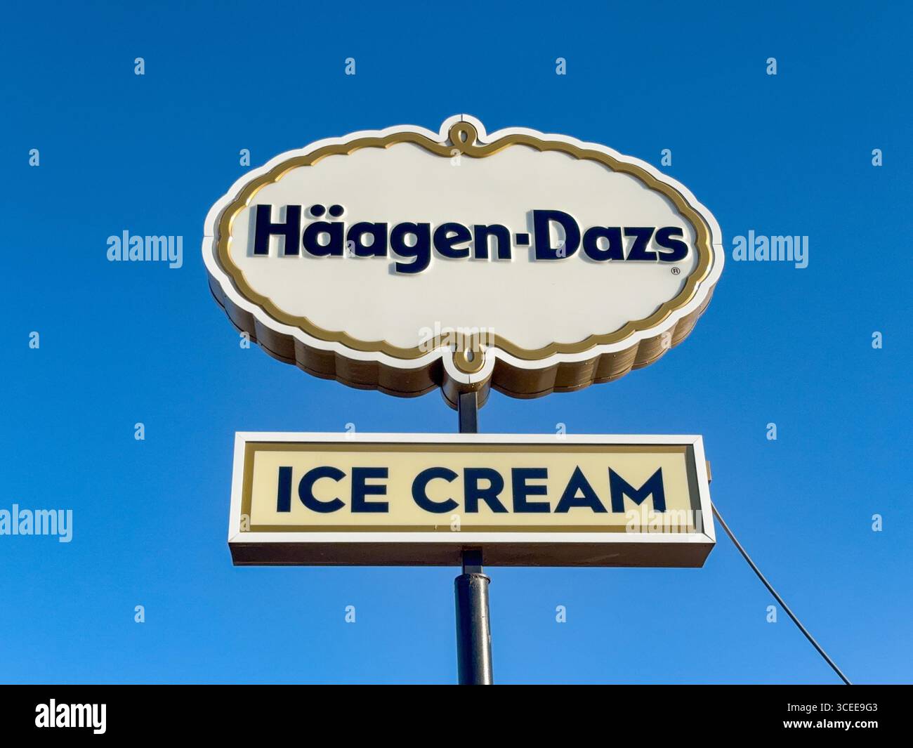 West Yellowstone, Montana, USA - 30. Mai 2025: Schild vor einer Filiale der Eisdiele Haagan-Dazs in der kleinen Stadt West Yellowstone - Smartphone-aufgenommenes Stockfoto