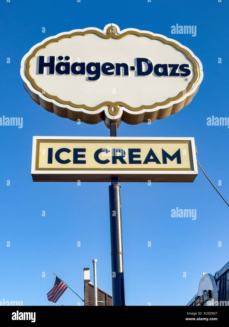 West Yellowstone, Montana, USA - 30. Mai 2025: Schild vor einer Filiale der Eisdiele Haagan-Dazs in der kleinen Stadt West Yellowstone - Smartphone-aufgenommenes Stockfoto