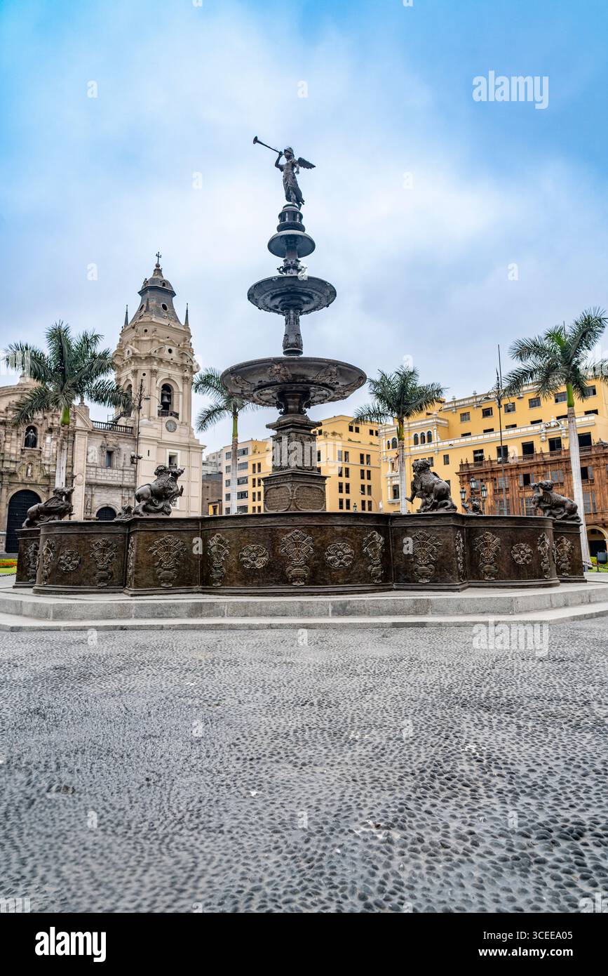 Lima, Peru, 01. Oktober 2021: Kolonialbrunnen auf dem Hauptplatz von Lima, Peru Stockfoto