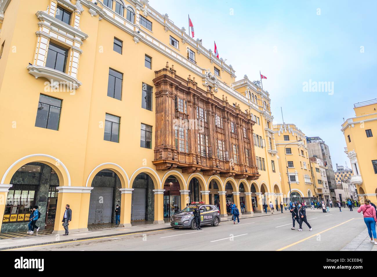 Lima, Peru, 01. Oktober 2021: Historische Holzbalkone und Stadtszene in Downtown Lima, Peru Stockfoto