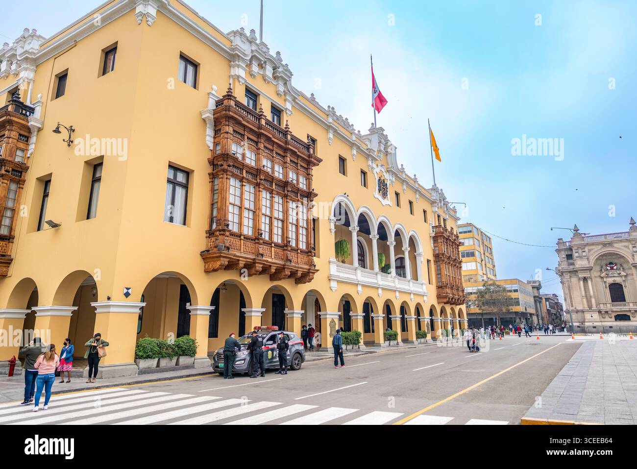 Lima, Peru, 01. Oktober 2021: Gemeindegebäude mit Kolonialbalkonen und peruanischer Flagge auf Limas Plaza Mayor Stockfoto