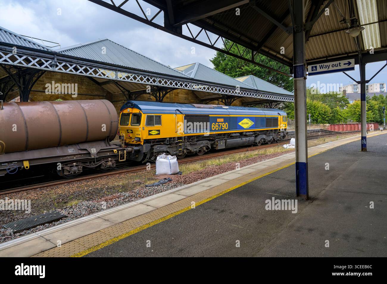 Colas Rail 66790 Lokomotive der Klasse 66/7 „Louise“, die Tankschiffe durch den Bahnhof Perth, Perth und Kinross, Schottland, Großbritannien, transportiert Stockfoto