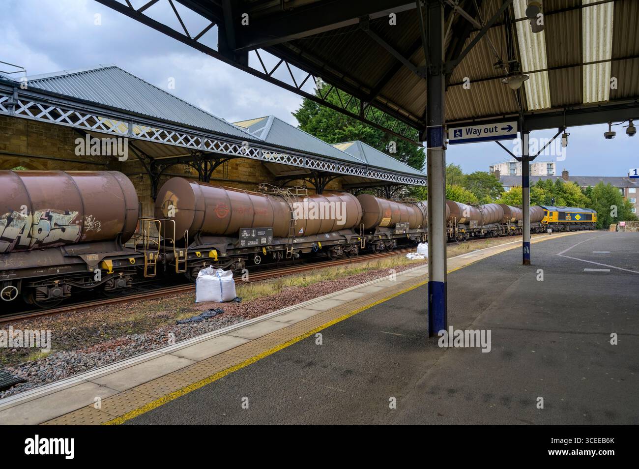 Colas Rail 66790 Lokomotive der Klasse 66/7 „Louise“, die Tankschiffe durch den Bahnhof Perth, Perth und Kinross, Schottland, Großbritannien, transportiert Stockfoto