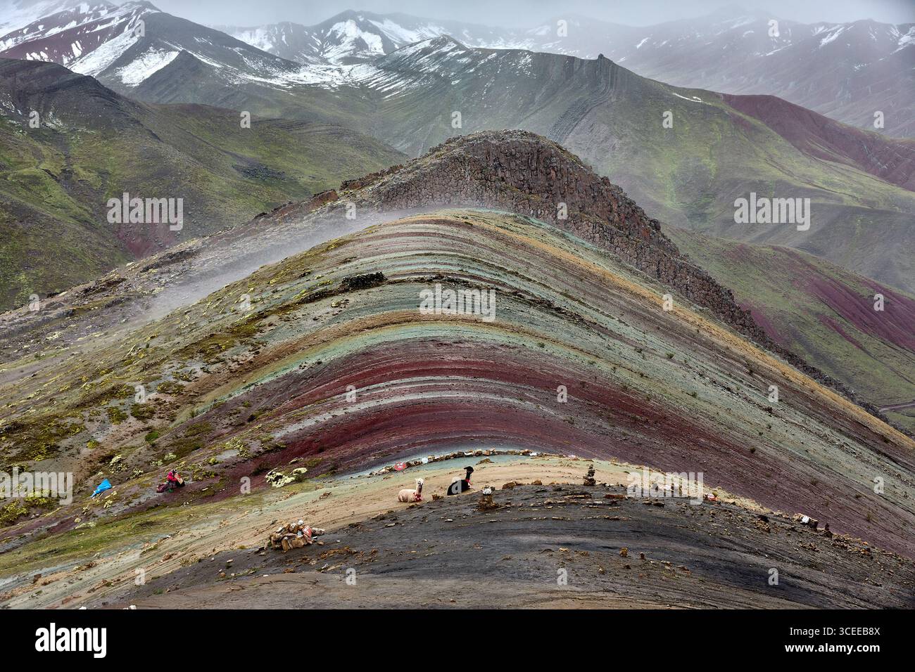 Der Palccoyo Rainbow Mountain entfaltet sich in atemberaubenden Farbschichten, einem versteckten Juwel in den peruanischen Anden. Im Gegensatz zu seinen berühmten Geschwistern, dieses heitere Wunder Stockfoto