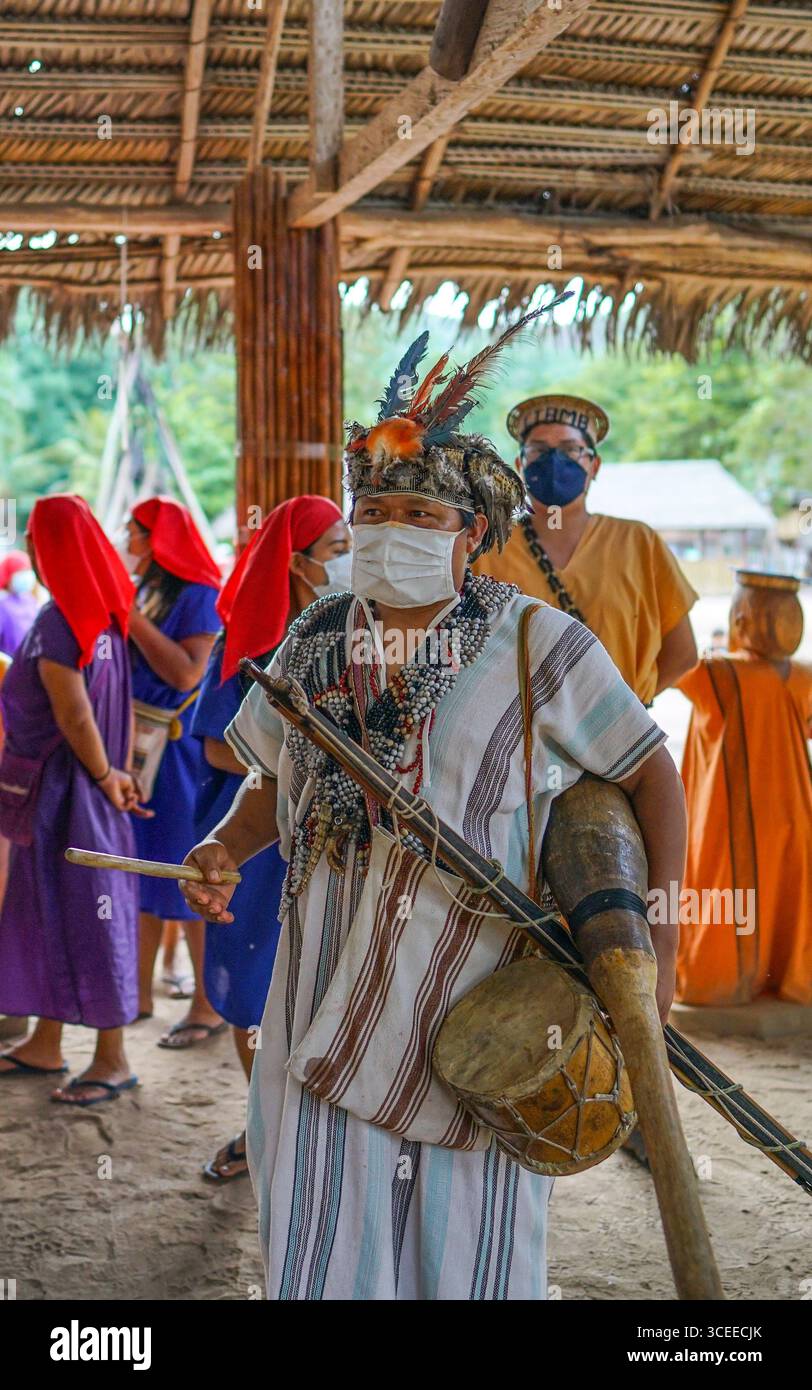 Einheimischer Schaman, der eine Gesichtsmaske während des Rituals im peruanischen Amazonasgebiet trägt Stockfoto