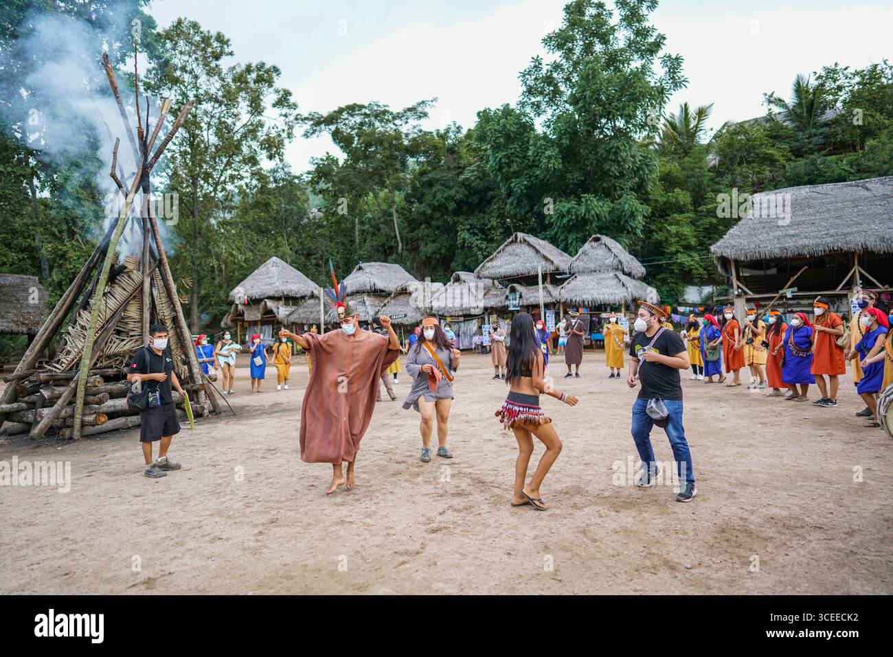 Der Stammesführer der Asháninka führt ein traditionelles Ritual in einer zeremoniellen Maloca im peruanischen Amazonas durch. Stockfoto
