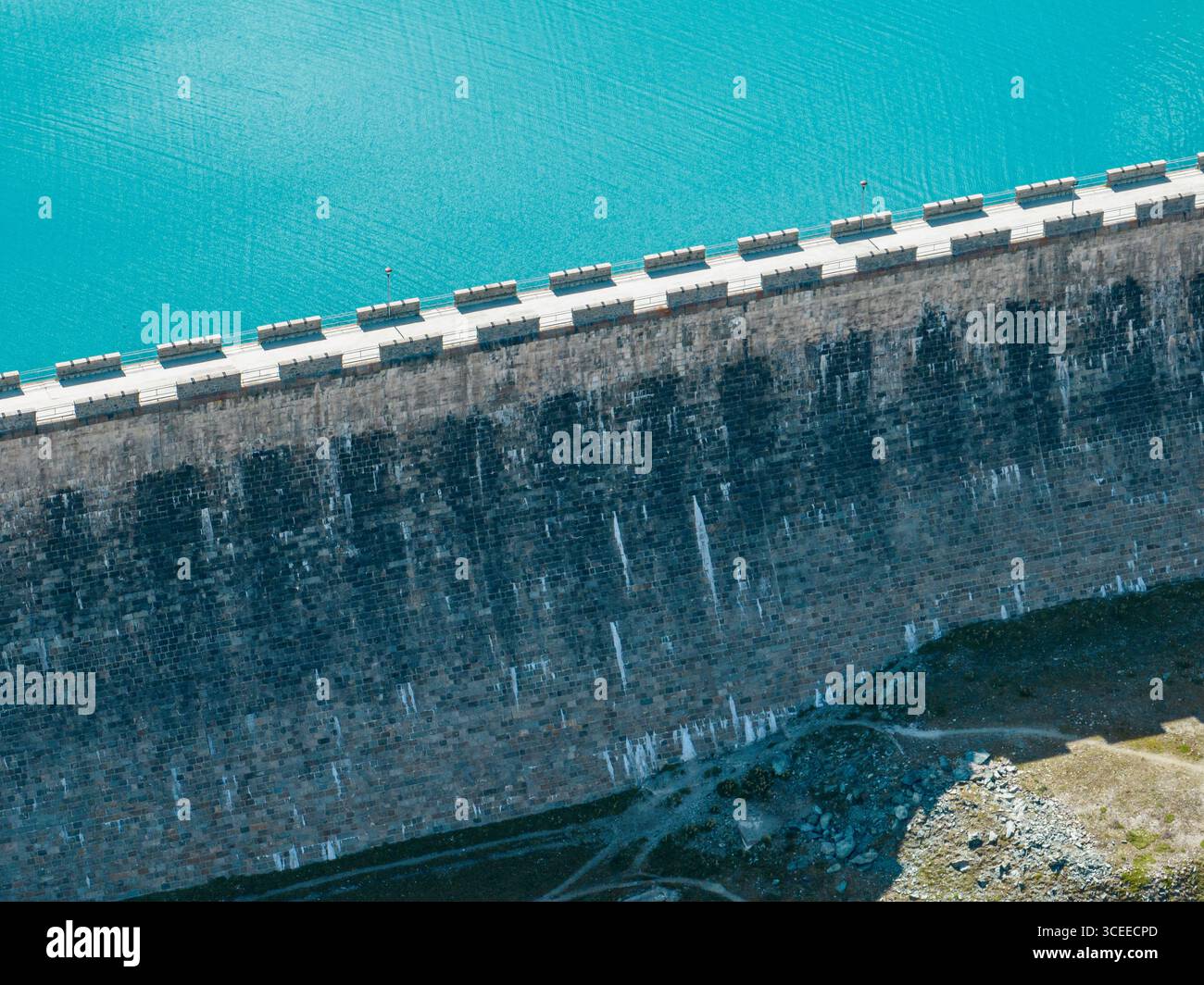 Blick aus der Vogelperspektive auf den Goillet-Stausee und Damm, in der Nähe von Matterhorn und Breuil-Cervinia. Grüne Täler und Wasserstraßen, die von den Gletschern fließen. Italien Stockfoto