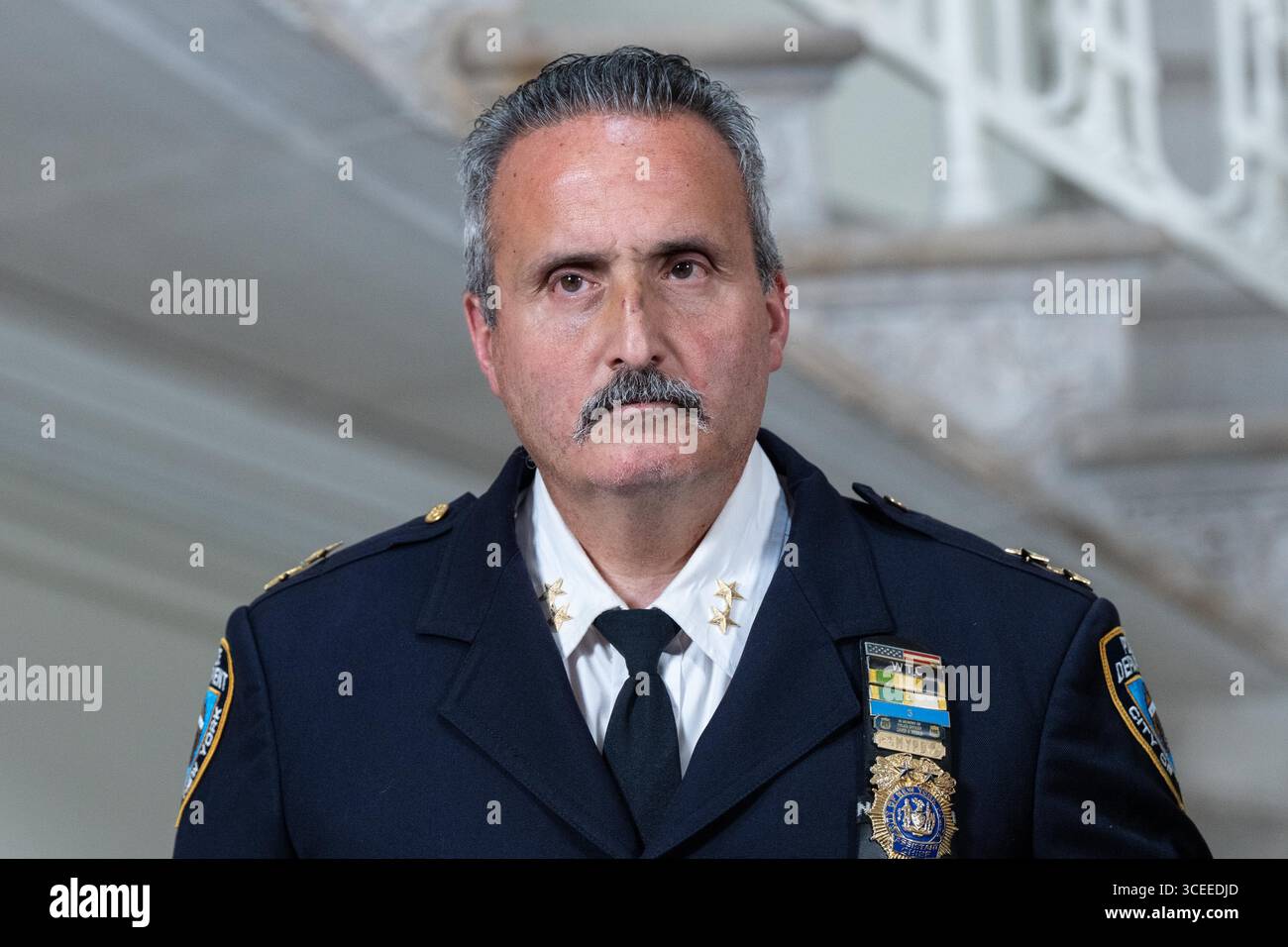 New York, New York, USA. August 2025. Der stellvertretende Chief im Patrol Borough Brooklyn South Francis Giordano nimmt am 17. August 2025 an einem gemeinsamen Briefing von Bürgermeister Eric Adams und Polizeichef im Rathaus in New York, NY Teil, nachdem im Nachtclub in Brooklyn Massenerschießen getroffen wurden, bei denen 3 Menschen getötet und 9 verletzt wurden (Credit Image: © Lev Radin/ZUMA Press Wire). Nicht für kommerzielle ZWECKE! Quelle: ZUMA Press, Inc./Alamy Live News Stockfoto
