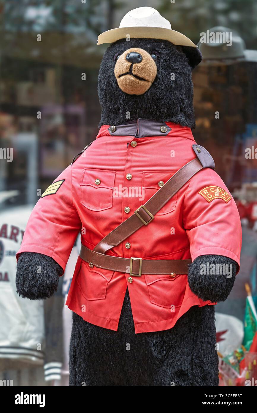 Vor einem Souvenirladen steht ein großer Stoffbär, der als kanadischer Mountie gekleidet ist, in roter Uniform und Hut Stockfoto