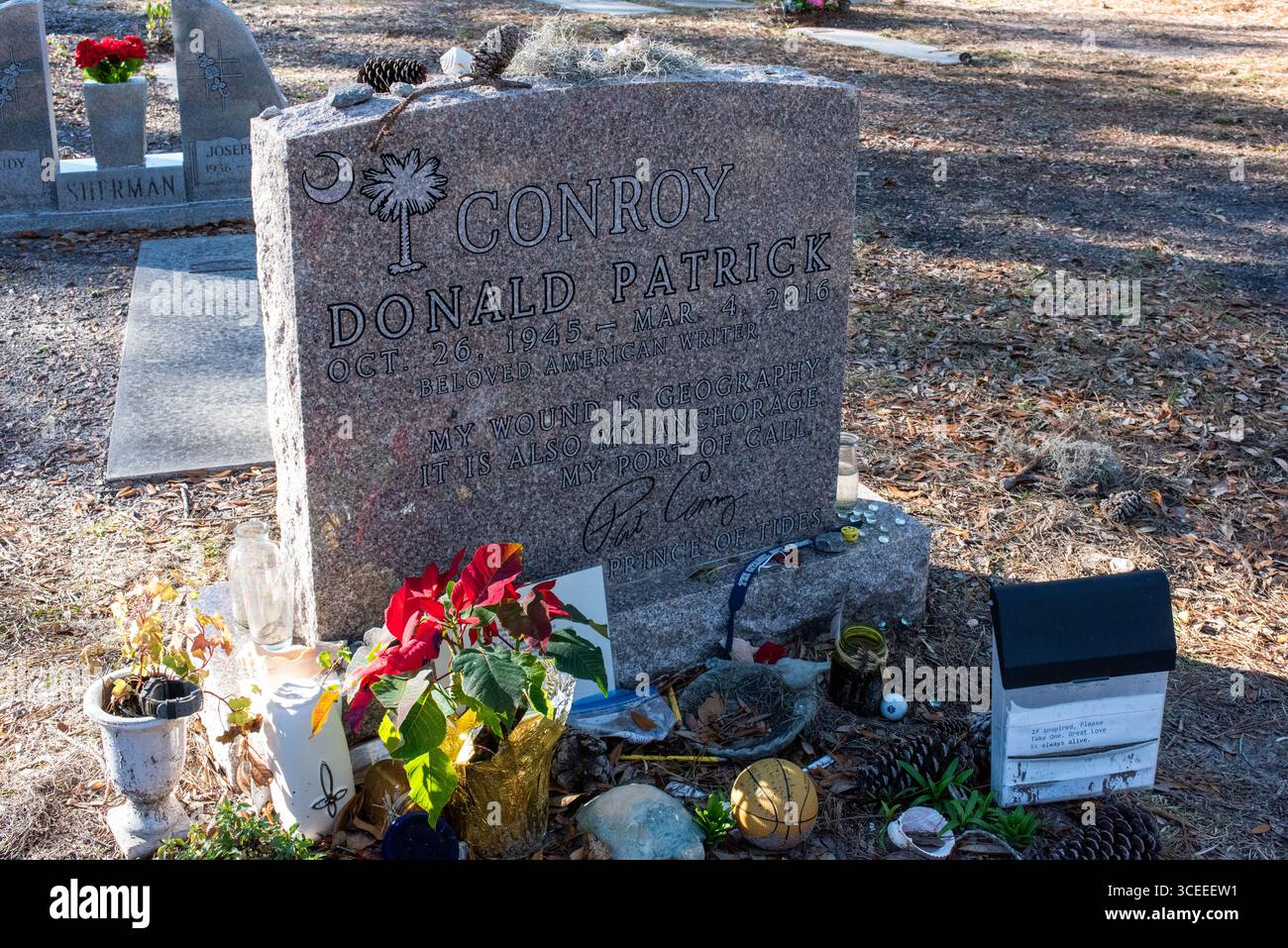 Das Grab des berühmten Autors Pat Conroy befindet sich in den Saint Helena Memorial Gardens am Ernest Drive auf Saint Helena Island, South Carolina. Stockfoto