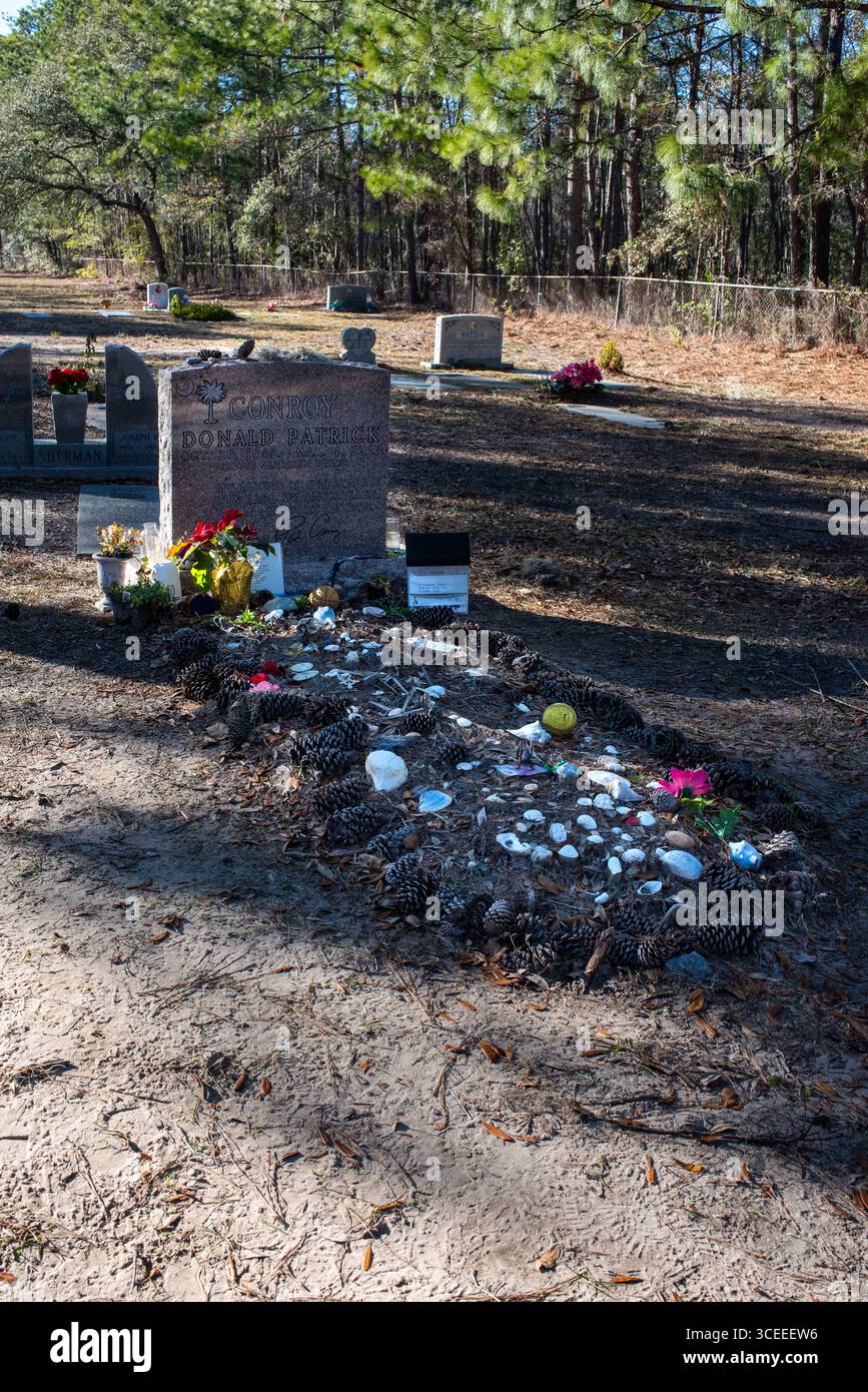 Das Grab des berühmten Autors Pat Conroy befindet sich in den Saint Helena Memorial Gardens am Ernest Drive auf Saint Helena Island, South Carolina. Stockfoto