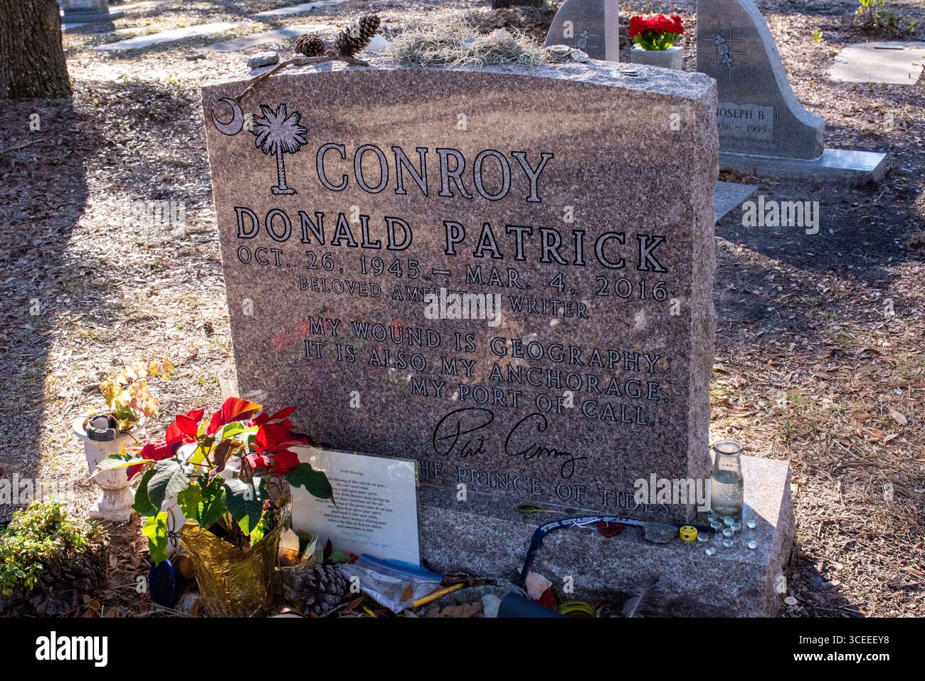 Das Grab des berühmten Autors Pat Conroy befindet sich in den Saint Helena Memorial Gardens am Ernest Drive auf Saint Helena Island, South Carolina. Stockfoto