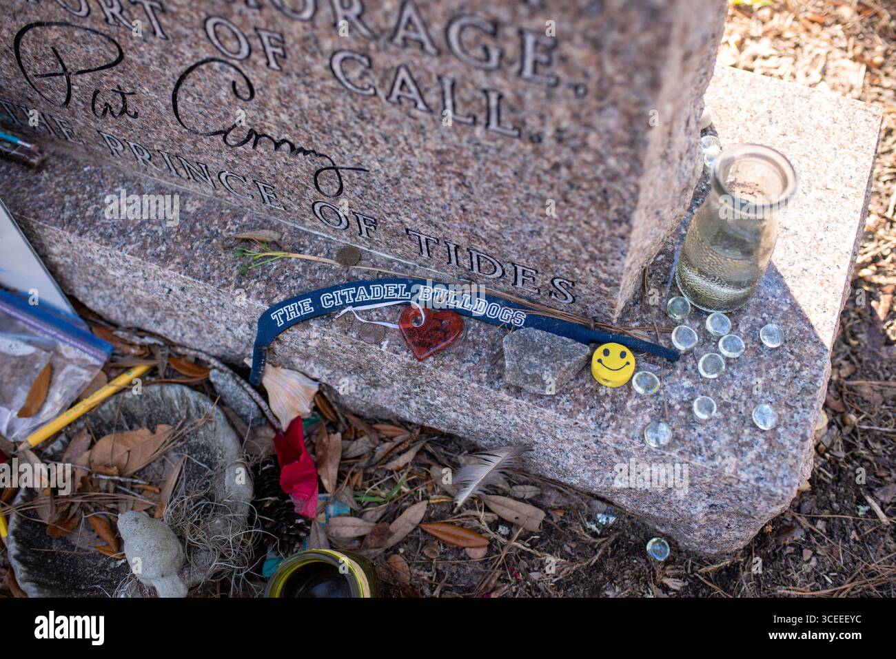 Das Grab des berühmten Autors Pat Conroy befindet sich in den Saint Helena Memorial Gardens am Ernest Drive auf Saint Helena Island, South Carolina. Stockfoto