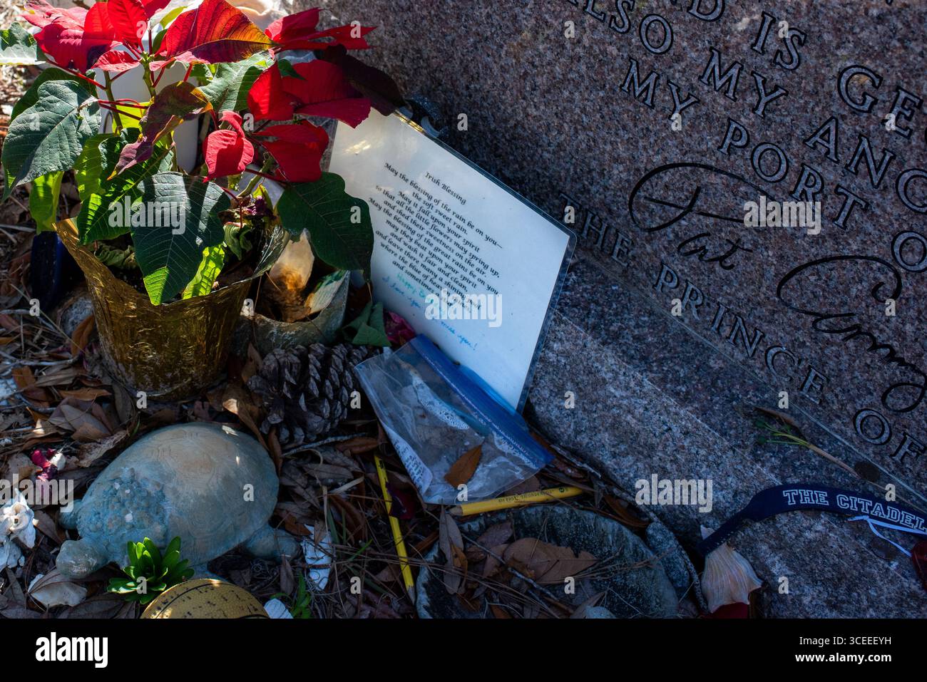 Das Grab des berühmten Autors Pat Conroy befindet sich in den Saint Helena Memorial Gardens am Ernest Drive auf Saint Helena Island, South Carolina. Stockfoto