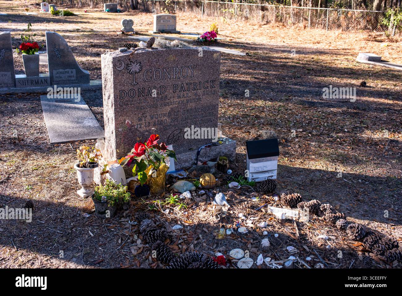 Das Grab des berühmten Autors Pat Conroy befindet sich in den Saint Helena Memorial Gardens am Ernest Drive auf Saint Helena Island, South Carolina. Stockfoto