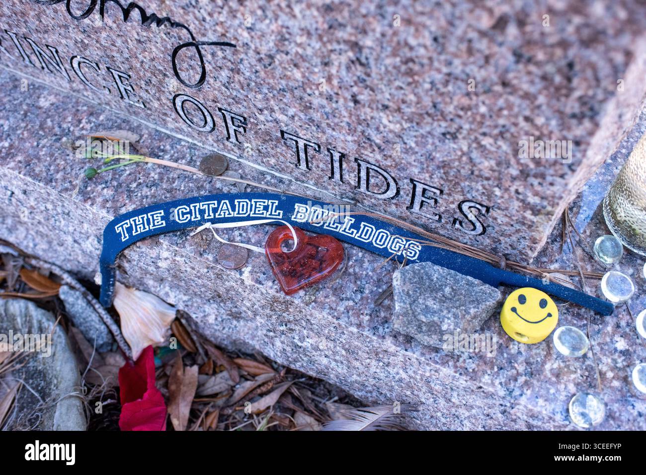 Das Grab des berühmten Autors Pat Conroy befindet sich in den Saint Helena Memorial Gardens am Ernest Drive auf Saint Helena Island, South Carolina. Stockfoto