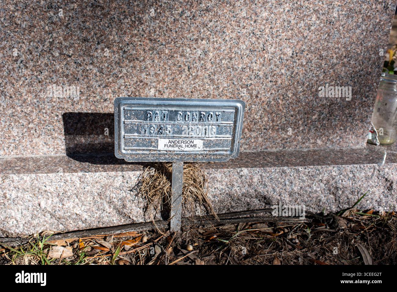 Das Grab des berühmten Autors Pat Conroy befindet sich in den Saint Helena Memorial Gardens am Ernest Drive auf Saint Helena Island, South Carolina. Stockfoto