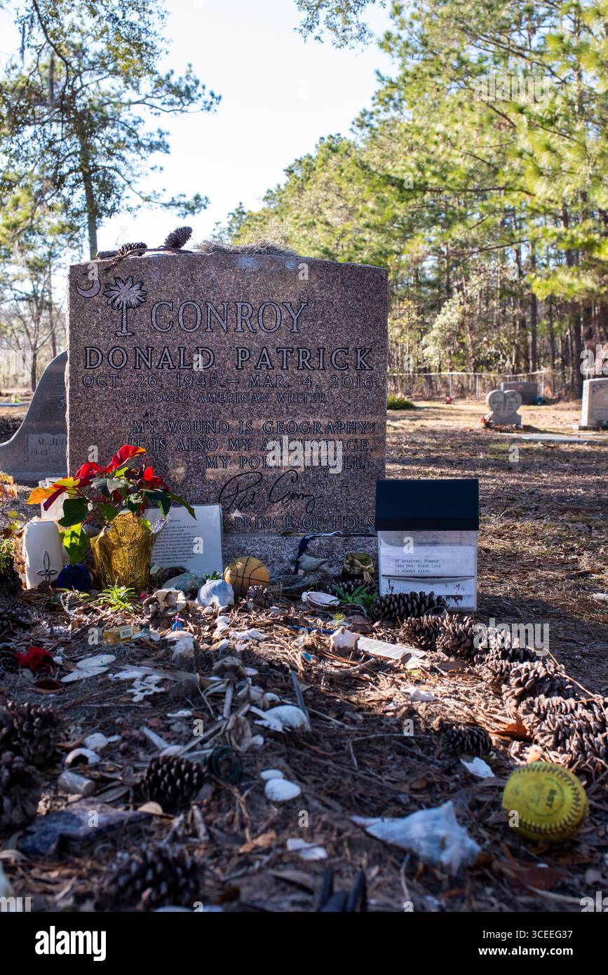 Das Grab des berühmten Autors Pat Conroy befindet sich in den Saint Helena Memorial Gardens am Ernest Drive auf Saint Helena Island, South Carolina. Stockfoto