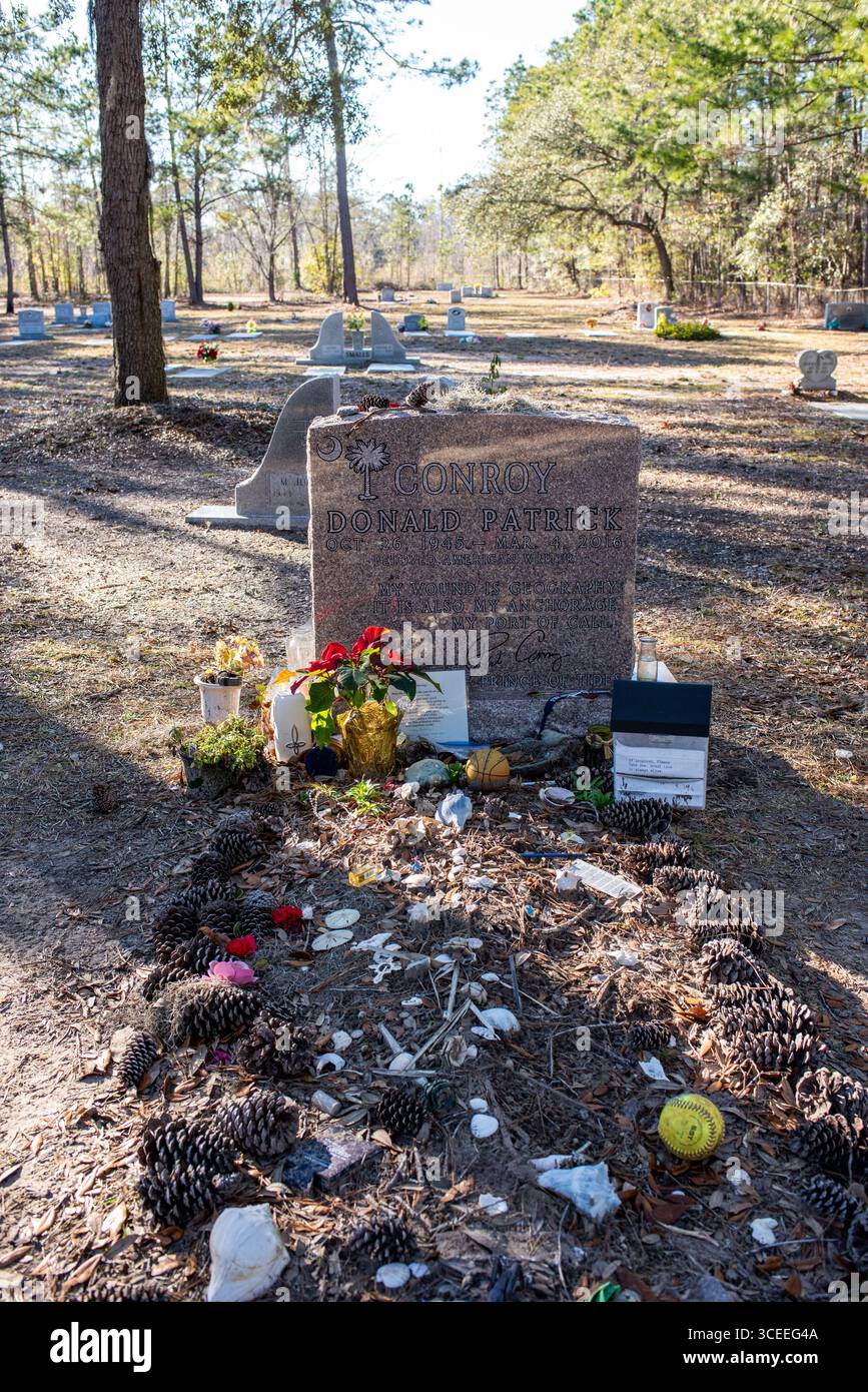 Das Grab des berühmten Autors Pat Conroy befindet sich in den Saint Helena Memorial Gardens am Ernest Drive auf Saint Helena Island, South Carolina. Stockfoto