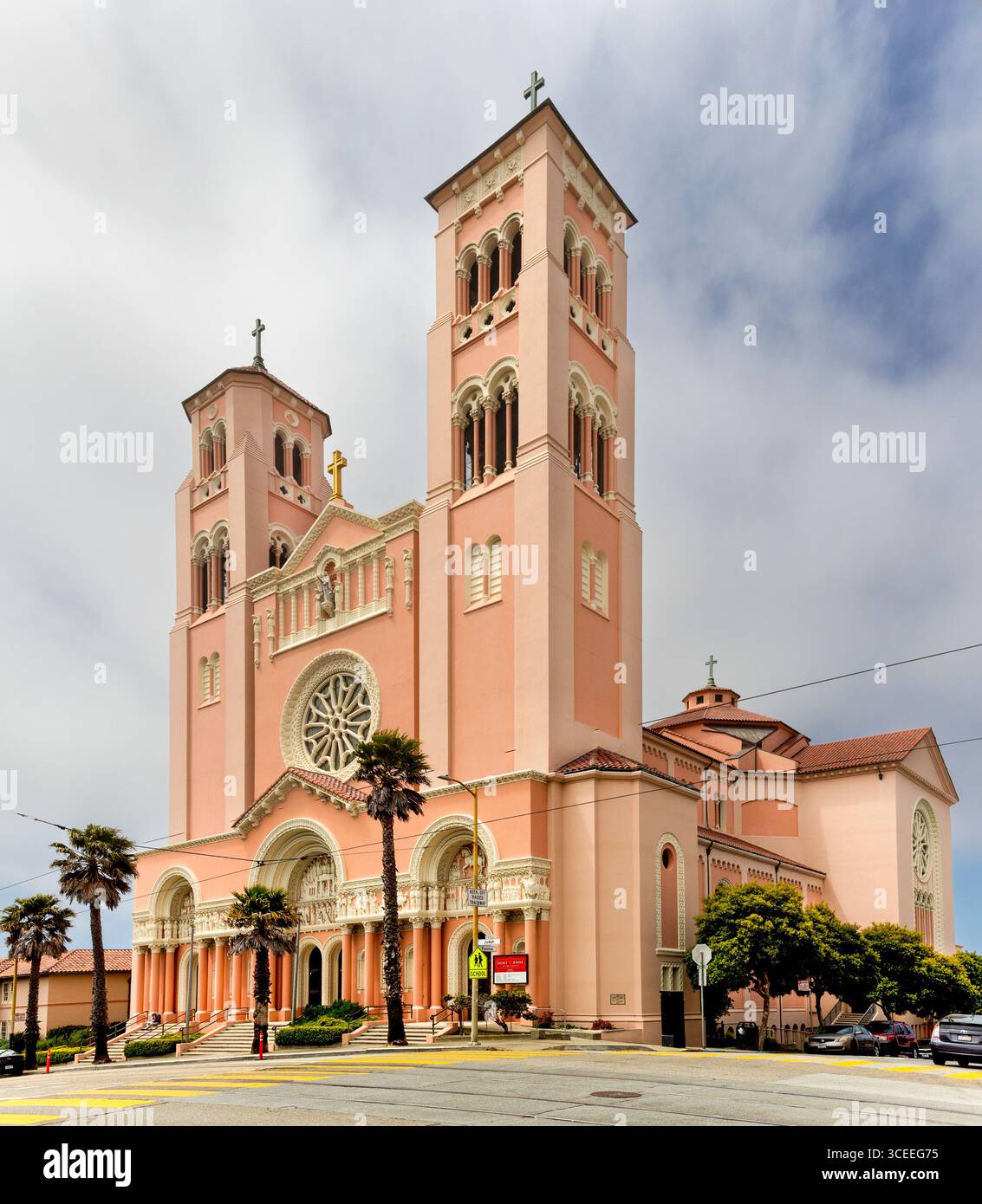 Die St. Anne of the Sunset Catholic Church in San Francisco aus den 1930er Jahren ist eine von vier katholischen Kirchen im Sunset District. Die Kirche ist bekannt für ihre Romanesq Stockfoto