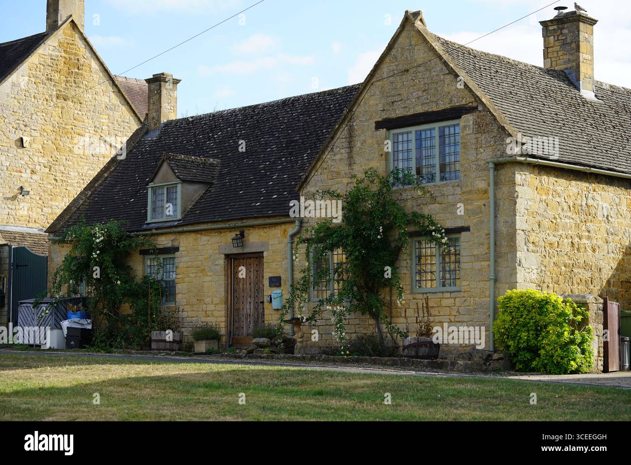 Charmantes Steinhaus umgeben von Grün an einem sonnigen Tag. Willersey, England Stockfoto