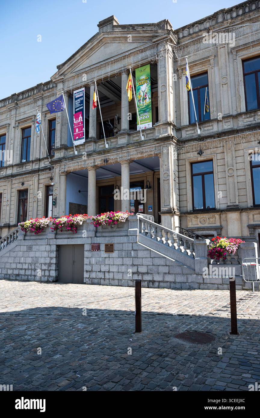 Rathaus und Platz von Saint Hubert, Provinz Luxemburg, Belgien 10. August 2025 Stockfoto