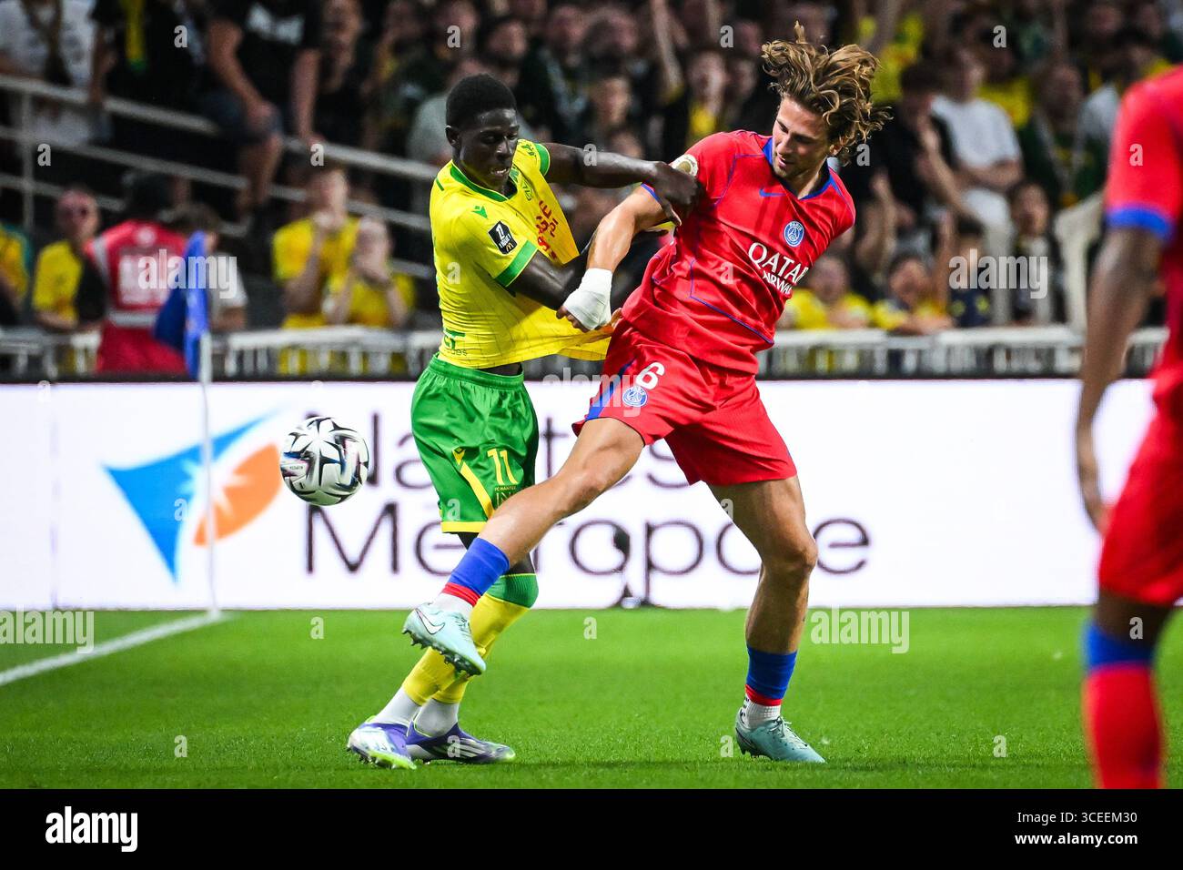 Nantes, Frankreich, Frankreich. August 2025. Herba GUIRASSY von Nantes und Ilya ZABARNYI von PSG während des Ligue 1-Spiels zwischen dem FC Nantes und Paris Saint-Germain (PSG) im La Beaujoire Stadium am 17. August 2025 in Nantes, Frankreich. (Kreditbild: © Matthieu Mirville/ZUMA Press Wire) NUR REDAKTIONELLE VERWENDUNG! Nicht für kommerzielle ZWECKE! Quelle: ZUMA Press, Inc./Alamy Live News Stockfoto