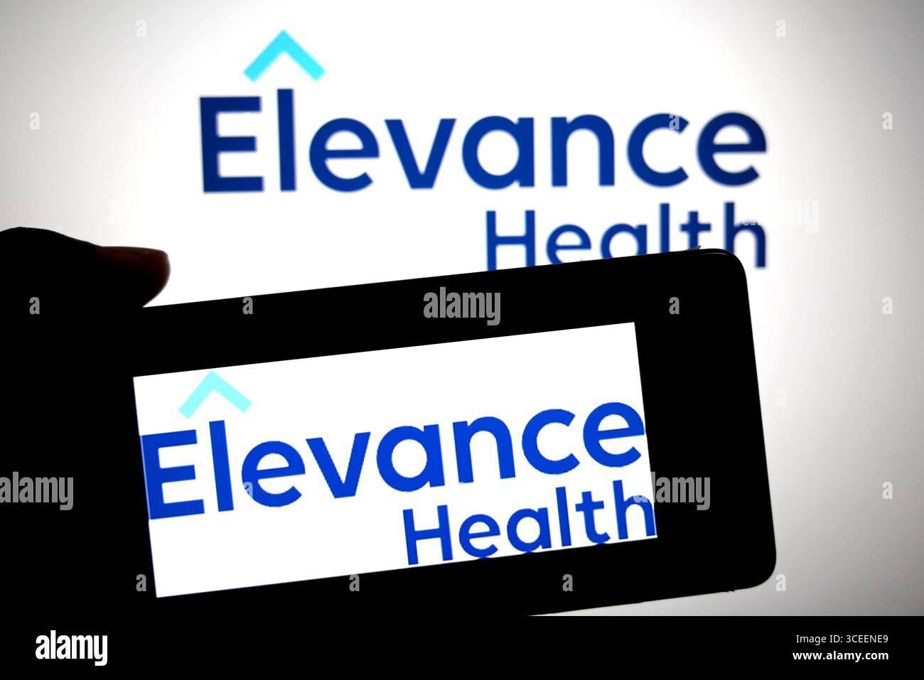 In dieser Abbildung ist ein Elevance Health Logo auf einem Smartphone und im Hintergrund zu sehen. Stockfoto